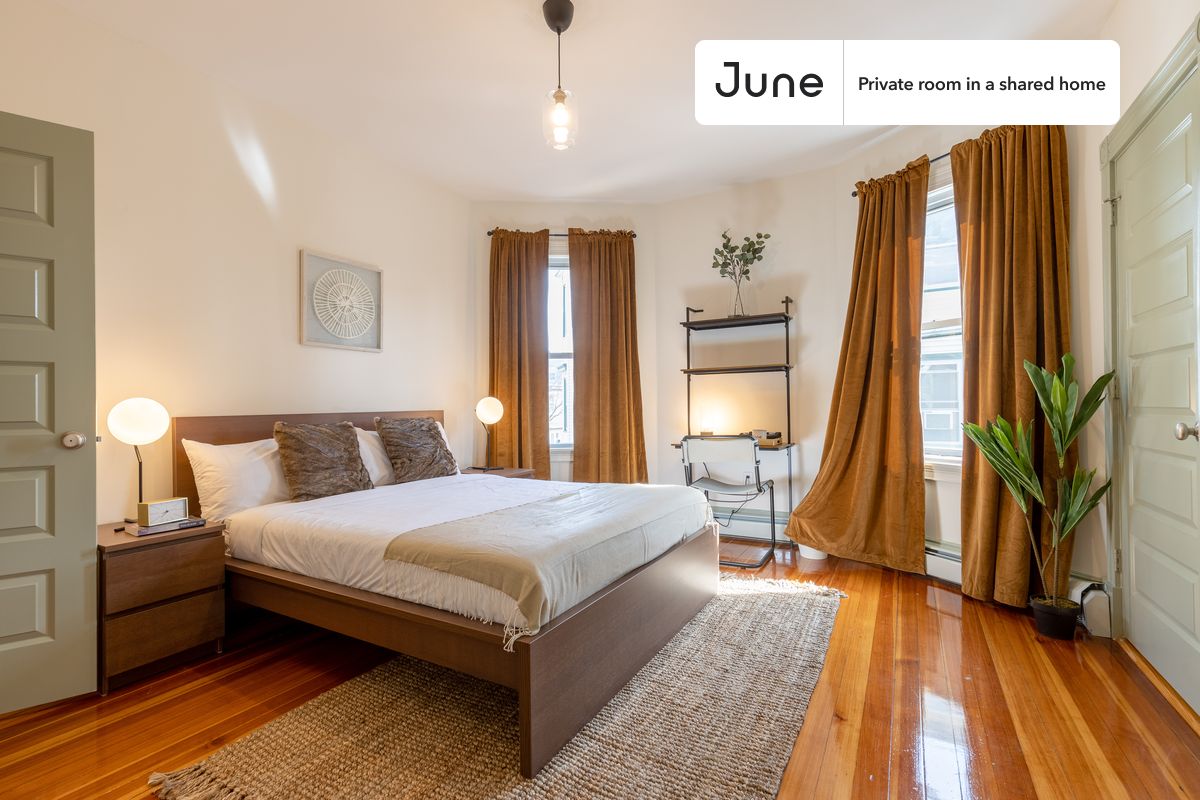 PLEASE NOTE: This is a private room in a shared apartment. You will have your own bedroom and shared common areas (kitchen, bathroom, etc.) with other residents.
Queen bedroom in a 4 bedroom / 1 bathroom apartment!
Check out 3D tour now: https://jnhm.es/QA
This Queen room in JFK/UMass is available on a 12 month lease or a flexible short term (31 to 364 days) lease. You pick your custom start and end date. Monthly rent rate is determined by furnishing preference, move-in date and move-out date. Speak to a June representative for recommendations on the best stay duration for the lowest rate, and learn more about this home on the June website: https://jnhm.es/Jq
Amenities of this home: Dishwasher, Patio, Furnished Common Areas, Wi-Fi - Paid separately (High-Speed), Guarantors Allowed, 32-inch Flat-Screen TV, Dine in kitchen, Street parking - City permit required, Laundry in home (free), Smart lock, Hardwood Flooring, Microwave, Oven, Refrigerator, also, this unit is conveniently located, several local parks, restaurants and bars are just minutes away.
About June Homes: Welcome to the easiest rental experience of your life. Rent furnished or unfurnished apartments on a 12 month lease or a flexible short term (31 to 364 days). As a resident, you’ll have access to 24/7 support and monthly cleanings of the home’s shared spaces. Sign up now to apply online for your next home with June: https://jnhm.es/sign-roomi
Brokers welcome! Contact us for more details.
Interested? Kindly note that the minimum stay duration would be 31 days.
Use this listing ID when speaking to June team: #328 C