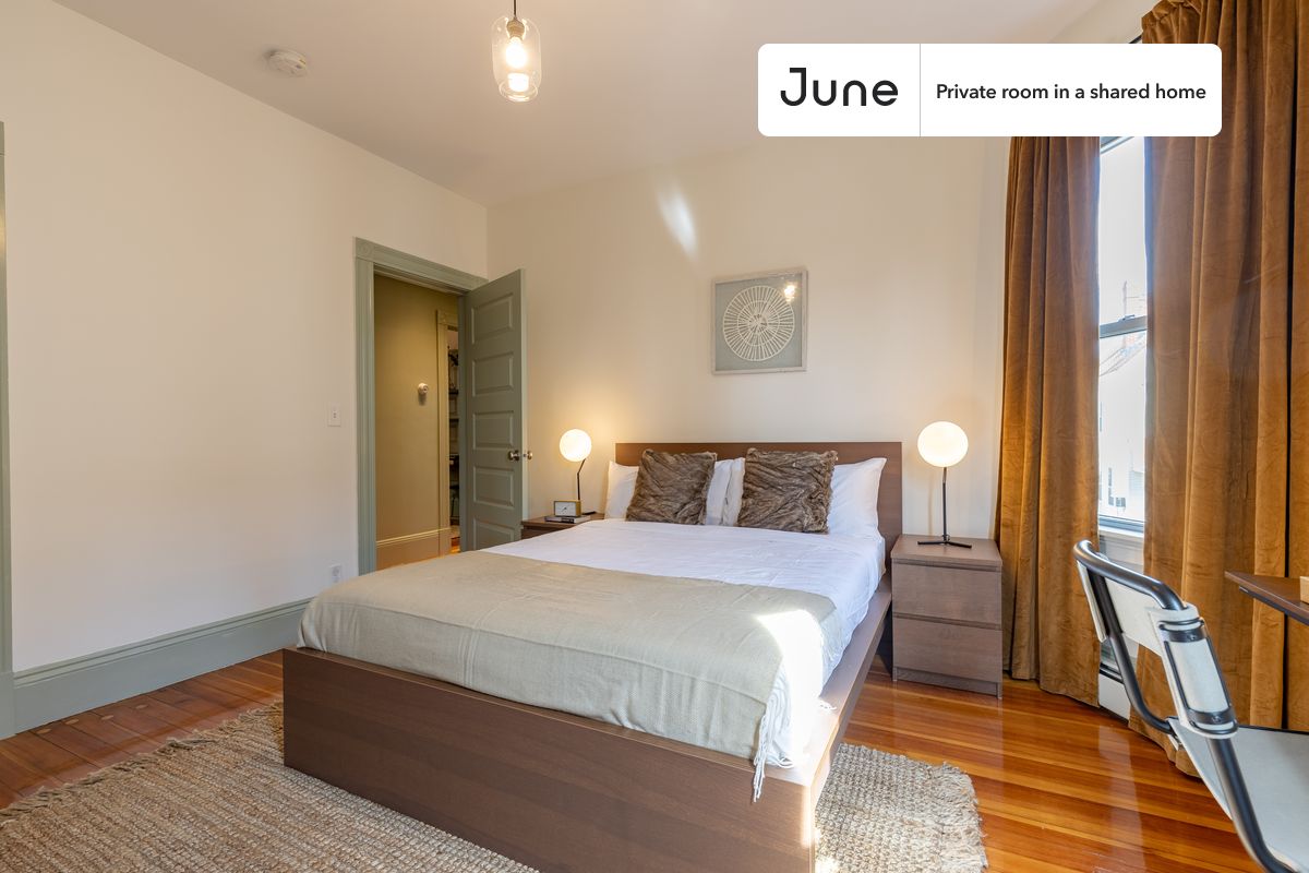 PLEASE NOTE: This is a private room in a shared apartment. You will have your own bedroom and shared common areas (kitchen, bathroom, etc.) with other residents.
Queen bedroom in a 4 bedroom / 1 bathroom apartment!
Check out 3D tour now: https://jnhm.es/QA
This Queen room in JFK/UMass is available on a 12 month lease or a flexible short term (31 to 364 days) lease. You pick your custom start and end date. Monthly rent rate is determined by furnishing preference, move-in date and move-out date. Speak to a June representative for recommendations on the best stay duration for the lowest rate, and learn more about this home on the June website: https://jnhm.es/Jq
Amenities of this home: Dishwasher, Patio, Furnished Common Areas, Wi-Fi - Paid separately (High-Speed), Guarantors Allowed, 32-inch Flat-Screen TV, Dine in kitchen, Street parking - City permit required, Laundry in home (free), Smart lock, Hardwood Flooring, Microwave, Oven, Refrigerator, also, this unit is conveniently located, several local parks, restaurants and bars are just minutes away.
About June Homes: Welcome to the easiest rental experience of your life. Rent furnished or unfurnished apartments on a 12 month lease or a flexible short term (31 to 364 days). As a resident, you’ll have access to 24/7 support and monthly cleanings of the home’s shared spaces. Sign up now to apply online for your next home with June: https://jnhm.es/sign-roomi
Brokers welcome! Contact us for more details.
Interested? Kindly note that the minimum stay duration would be 31 days.
Use this listing ID when speaking to June team: #328 C