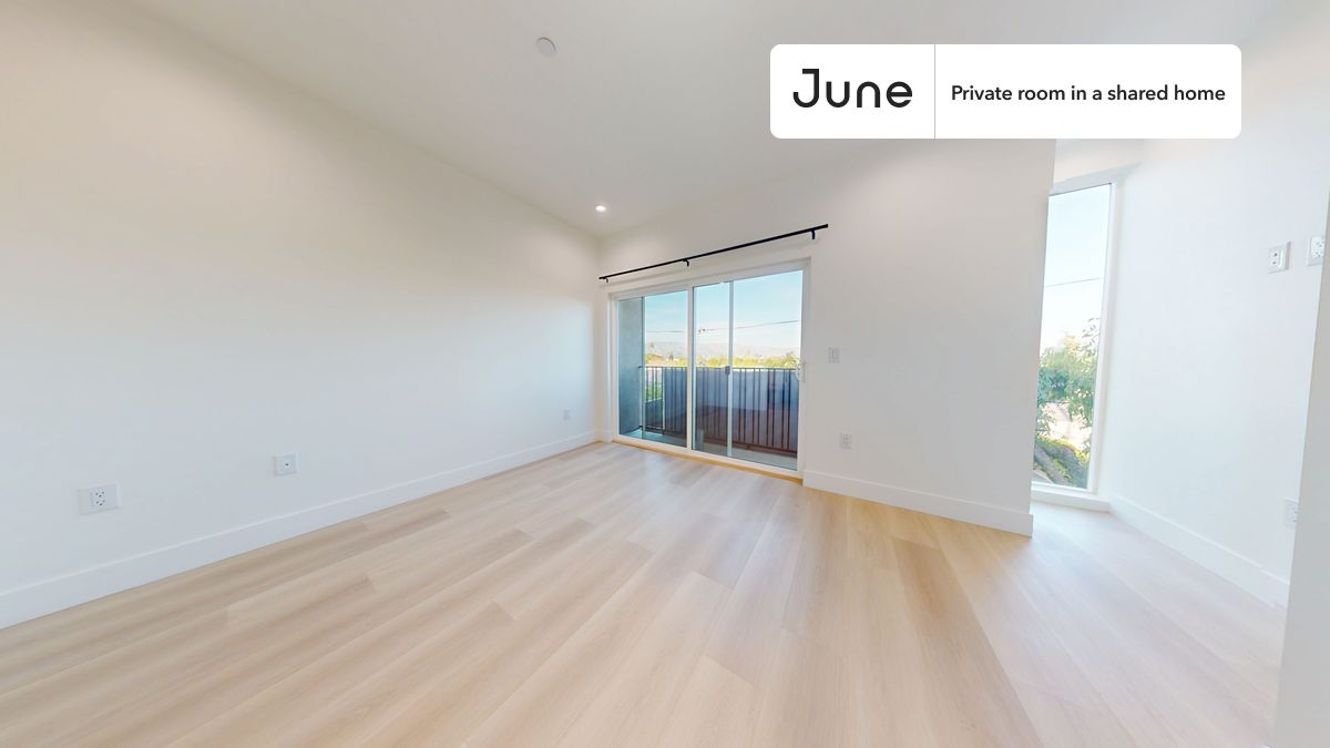 

PLEASE NOTE: This is a private room in a shared apartment. You will have your own bedroom and shared common areas (kitchen, bathroom, etc.) with other residents.

Queen bedroom in a 5 bedroom / 4 bathroom apartment!

Check out 3D tour now:  https://jnhm.es/8gk

This  Queen room in North Hollywood  is available on a 12 month lease or a flexible short term (31 to 364 days) lease. You pick your custom start and end date. Monthly rent rate is determined by furnishing preference, move-in date and move-out date. Speak to a June representative for recommendations on the best stay duration for the lowest rate, and learn more about this home on the June website:  https://jnhm.es/6D5

Amenities of this home:   Dishwasher,    Furnished Common Areas,    Wi-Fi - Paid separately (High-Speed),    Guarantors Allowed,       32-inch Flat-Screen TV,    Dining area,    Laundry in home (free),       Hardwood Flooring,    Oven,    Refrigerator,    Air Conditioning | HVAC,   also, this unit is conveniently located, several local parks, restaurants and bars are just minutes away.

About June Homes: Welcome to the easiest rental experience of your life. Rent furnished or unfurnished apartments on a 12 month lease or a flexible short term (31 to 364 days). As a resident, you’ll have access to 24/7 support and monthly cleanings of the home’s shared spaces. Sign up now to apply online for your next home with June: https://jnhm.es/sign-roomi

Brokers welcome! Contact us for more details.

Interested? Use this listing ID when speaking to June team:  #1856 E