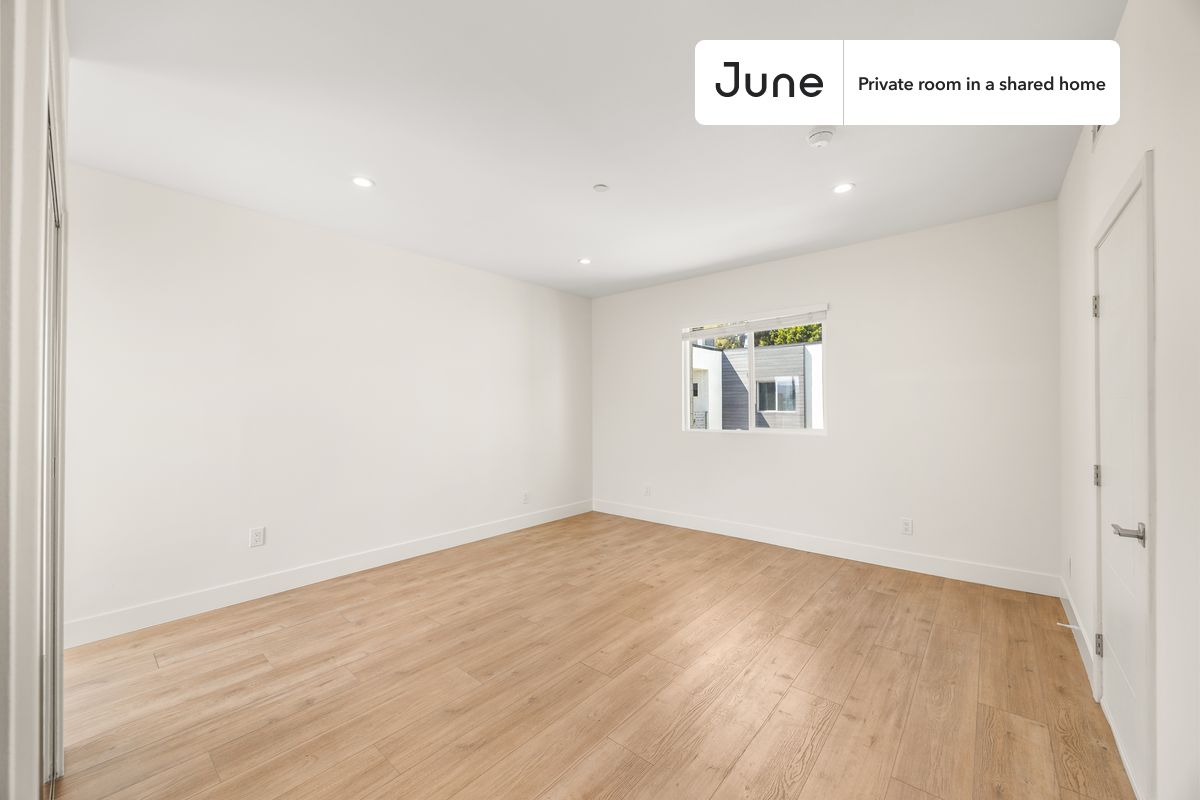

PLEASE NOTE: This is a private room in a shared apartment. You will have your own bedroom and shared common areas (kitchen, bathroom, etc.) with other residents.

Queen bedroom in a 4 bedroom / 4 bathroom apartment!

Check out 3D tour now:  https://jnhm.es/8gn

This  Queen room in North Hollywood  is available on a 12 month lease or a flexible short term (31 to 364 days) lease. You pick your custom start and end date. Monthly rent rate is determined by furnishing preference, move-in date and move-out date. Speak to a June representative for recommendations on the best stay duration for the lowest rate, and learn more about this home on the June website:  https://jnhm.es/6CX

Amenities of this home:   Furnished Common Areas,    Wi-Fi - Paid separately (High-Speed),    Guarantors Allowed,       32-inch Flat-Screen TV,    Dining area,    Couple-Friendly,    Paid parking,    Laundry in home (free),       Balcony,    Hardwood Flooring,    Oven,    Refrigerator,    Air Conditioning | HVAC,   also, this unit is conveniently located, several local parks, restaurants and bars are just minutes away.

About June Homes: Welcome to the easiest rental experience of your life. Rent furnished or unfurnished apartments on a 12 month lease or a flexible short term (31 to 364 days). As a resident, you’ll have access to 24/7 support and monthly cleanings of the home’s shared spaces. Sign up now to apply online for your next home with June: https://jnhm.es/sign-roomi

Brokers welcome! Contact us for more details.

Interested? Use this listing ID when speaking to June team:  #1854 D