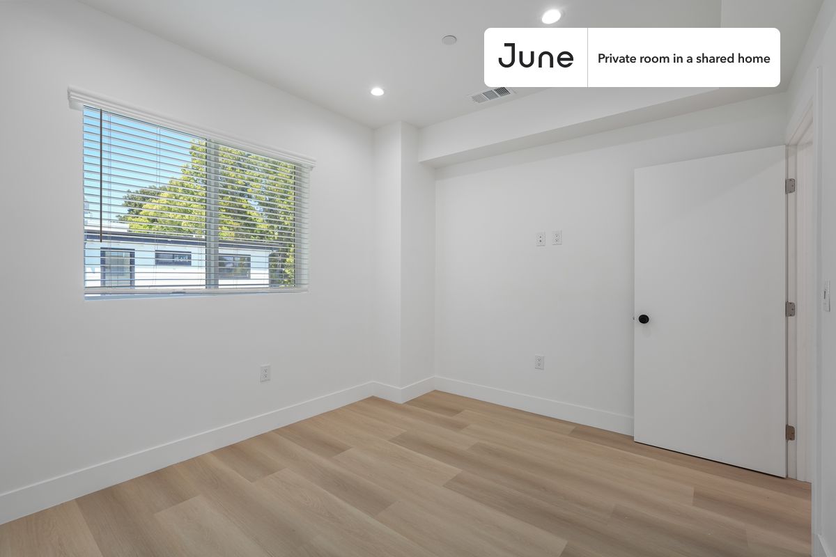 

PLEASE NOTE: This is a private room in a shared apartment. You will have your own bedroom and shared common areas (kitchen, bathroom, etc.) with other residents.

Queen bedroom in a 4 bedroom / 3 bathroom apartment!

Check out 3D tour now:  https://jnhm.es/8gm

This  Queen room in Hollywood  is available on a 12 month lease or a flexible short term (31 to 364 days) lease. You pick your custom start and end date. Monthly rent rate is determined by furnishing preference, move-in date and move-out date. Speak to a June representative for recommendations on the best stay duration for the lowest rate, and learn more about this home on the June website:  https://jnhm.es/6Da

Amenities of this home:   Dining area,    Paid parking,    Laundry in home (free),       Dishwasher,    Furnished Common Areas,    Wi-Fi - Paid separately (High-Speed),    Guarantors Allowed,       32-inch Flat-Screen TV,    Balcony,    Hardwood Flooring,    Microwave,    Oven,    Refrigerator,    Air Conditioning | HVAC,   also, this unit is conveniently located, several local parks, restaurants and bars are just minutes away.

About June Homes: Welcome to the easiest rental experience of your life. Rent furnished or unfurnished apartments on a 12 month lease or a flexible short term (31 to 364 days). As a resident, you’ll have access to 24/7 support and monthly cleanings of the home’s shared spaces. Sign up now to apply online for your next home with June: https://jnhm.es/sign-roomi

Brokers welcome! Contact us for more details.

Interested? Use this listing ID when speaking to June team:  #1857 C