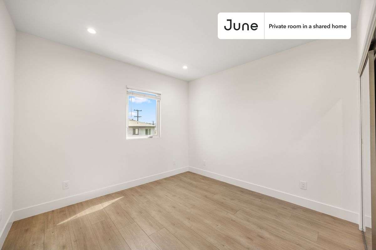 

PLEASE NOTE: This is a private room in a shared apartment. You will have your own bedroom and shared common areas (kitchen, bathroom, etc.) with other residents.

Queen bedroom in a 4 bedroom / 4 bathroom apartment!

Check out 3D tour now:  https://jnhm.es/8gn

This  Queen room in North Hollywood  is available on a 12 month lease or a flexible short term (31 to 364 days) lease. You pick your custom start and end date. Monthly rent rate is determined by furnishing preference, move-in date and move-out date. Speak to a June representative for recommendations on the best stay duration for the lowest rate, and learn more about this home on the June website:  https://jnhm.es/6CV

Amenities of this home:   Furnished Common Areas,    Wi-Fi - Paid separately (High-Speed),    Guarantors Allowed,       32-inch Flat-Screen TV,    Dining area,    Couple-Friendly,    Paid parking,    Laundry in home (free),       Balcony,    Hardwood Flooring,    Oven,    Refrigerator,    Air Conditioning | HVAC,   also, this unit is conveniently located, several local parks, restaurants and bars are just minutes away.

About June Homes: Welcome to the easiest rental experience of your life. Rent furnished or unfurnished apartments on a 12 month lease or a flexible short term (31 to 364 days). As a resident, you’ll have access to 24/7 support and monthly cleanings of the home’s shared spaces. Sign up now to apply online for your next home with June: https://jnhm.es/sign-roomi

Brokers welcome! Contact us for more details.

Interested? Use this listing ID when speaking to June team:  #1854 B