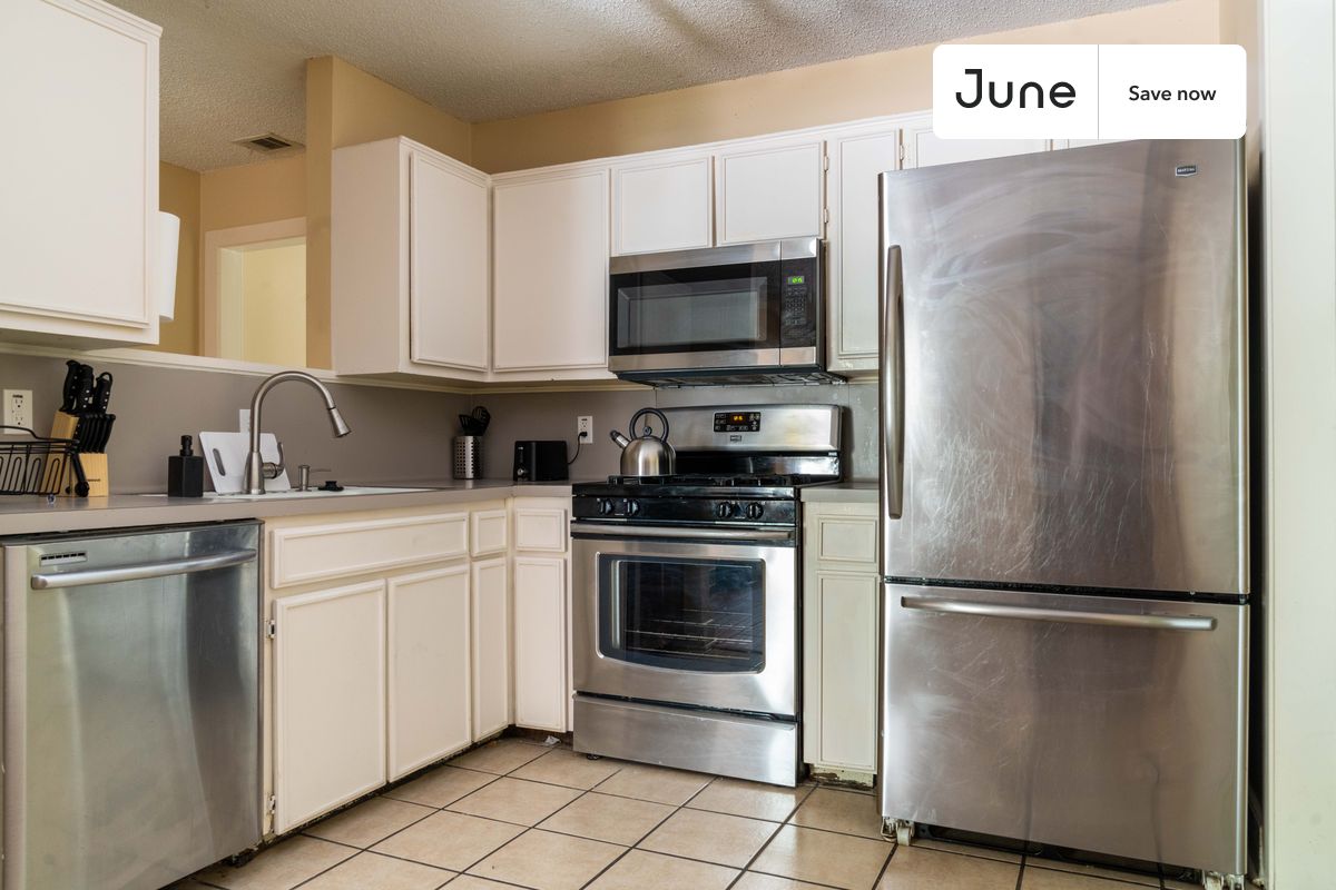 

3 bedroom in North Austin on flexible lease terms.

Check out 3D tour now:  https://jnhm.es/877

This 3 bedrooms, 2 bath apartment on the North Austin  is available on a 12 month lease or a flexible short term (31 to 364 days) lease. You pick your custom start and end date. Monthly rent rate is determined by furnishing preference, move-in date and move-out date. Speak to a June representative for recommendations on the best stay duration for the lowest rate, and learn more about this home on the June website:

Amenities of this home:   Dishwasher,    Furnished Common Areas,    Wi-Fi - Paid separately (High-Speed),    Guarantors Allowed,       32-inch Flat-Screen TV,    Dining area,    Street parking - City permit required,    Laundry in home (free),       Enclosed backyard,    Fireplace,    Hardwood Flooring,    Microwave,    Oven,    Refrigerator,   also, this unit is conveniently located, several local parks, restaurants and bars are just minutes away.

About June Homes: Welcome to the easiest rental experience of your life. Rent furnished or unfurnished apartments on a 12 month lease or a flexible short term (31 to 364 days). As a resident, you’ll have access to 24/7 support and monthly cleanings of the home’s shared spaces. Sign up now to apply online for your next home with June: https://jnhm.es/sign-roomi

Brokers welcome! Contact us for more details.

Use this listing ID when speaking to June team: #1360