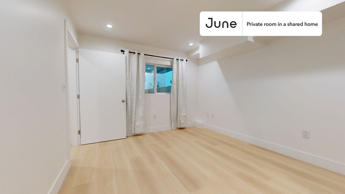 

PLEASE NOTE: This is a private room in a shared apartment. You will have your own bedroom and shared common areas (kitchen, bathroom, etc.) with other residents.

Queen bedroom in a 5 bedroom / 4 bathroom apartment!

Check out 3D tour now:  https://jnhm.es/8gk

This  Queen room in North Hollywood  is available on a 12 month lease or a flexible short term (31 to 364 days) lease. You pick your custom start and end date. Monthly rent rate is determined by furnishing preference, move-in date and move-out date. Speak to a June representative for recommendations on the best stay duration for the lowest rate, and learn more about this home on the June website:  https://jnhm.es/6D3

Amenities of this home:   Dishwasher,    Furnished Common Areas,    Wi-Fi - Paid separately (High-Speed),    Guarantors Allowed,       32-inch Flat-Screen TV,    Dining area,    Laundry in home (free),       Hardwood Flooring,    Oven,    Refrigerator,    Air Conditioning | HVAC,   also, this unit is conveniently located, several local parks, restaurants and bars are just minutes away.

About June Homes: Welcome to the easiest rental experience of your life. Rent furnished or unfurnished apartments on a 12 month lease or a flexible short term (31 to 364 days). As a resident, you’ll have access to 24/7 support and monthly cleanings of the home’s shared spaces. Sign up now to apply online for your next home with June: https://jnhm.es/sign-roomi

Brokers welcome! Contact us for more details.

Interested? Use this listing ID when speaking to June team:  #1856 A
