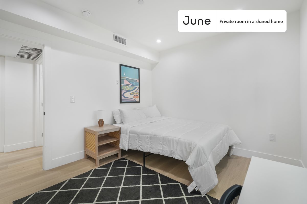 

PLEASE NOTE: This is a private room in a shared apartment. You will have your own bedroom and shared common areas (kitchen, bathroom, etc.) with other residents.

Queen bedroom in a 3 bedroom / 2 bathroom apartment!

Check out 3D tour now:  https://jnhm.es/8gl

This  Queen room in Hollywood  is available on a 12 month lease or a flexible short term (31 to 364 days) lease. You pick your custom start and end date. Monthly rent rate is determined by furnishing preference, move-in date and move-out date. Speak to a June representative for recommendations on the best stay duration for the lowest rate, and learn more about this home on the June website:  https://jnhm.es/6Dc

Amenities of this home:   Dishwasher,    Furnished Common Areas,    Wi-Fi - Paid separately (High-Speed),    Guarantors Allowed,       32-inch Flat-Screen TV,    Dining area,    Paid parking,    Laundry in home (free),       Hardwood Flooring,    Microwave,    Oven,    Refrigerator,    Air Conditioning | HVAC,   also, this unit is conveniently located, several local parks, restaurants and bars are just minutes away.

About June Homes: Welcome to the easiest rental experience of your life. Rent furnished or unfurnished apartments on a 12 month lease or a flexible short term (31 to 364 days). As a resident, you’ll have access to 24/7 support and monthly cleanings of the home’s shared spaces. Sign up now to apply online for your next home with June: https://jnhm.es/sign-roomi

Brokers welcome! Contact us for more details.

Interested? Use this listing ID when speaking to June team:  #1858 B