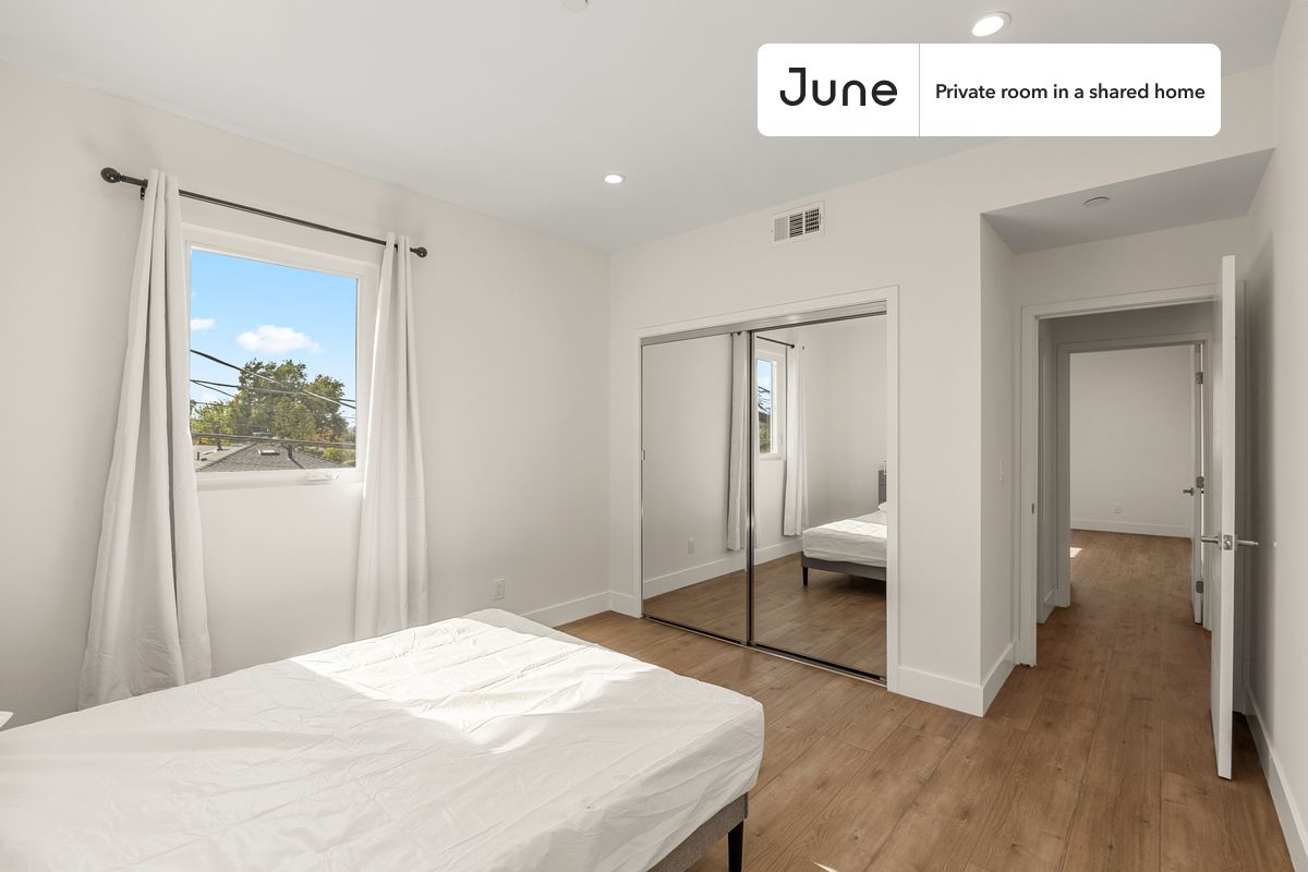 

PLEASE NOTE: This is a private room in a shared apartment. You will have your own bedroom and shared common areas (kitchen, bathroom, etc.) with other residents.

Queen bedroom in a 4 bedroom / 4 bathroom apartment!

Check out 3D tour now:  https://jnhm.es/8go

This  Queen room in North Hollywood  is available on a 12 month lease or a flexible short term (31 to 364 days) lease. You pick your custom start and end date. Monthly rent rate is determined by furnishing preference, move-in date and move-out date. Speak to a June representative for recommendations on the best stay duration for the lowest rate, and learn more about this home on the June website:  https://jnhm.es/6CS

Amenities of this home:   Patio,    Furnished Common Areas,    Wi-Fi - Paid separately (High-Speed),    Guarantors Allowed,       Dining area,    Couple-Friendly,    Paid parking,    Laundry in home (free),       Balcony,    Hardwood Flooring,    Oven,    Refrigerator,    Air Conditioning | HVAC,   also, this unit is conveniently located, several local parks, restaurants and bars are just minutes away.

About June Homes: Welcome to the easiest rental experience of your life. Rent furnished or unfurnished apartments on a 12 month lease or a flexible short term (31 to 364 days). As a resident, you’ll have access to 24/7 support and monthly cleanings of the home’s shared spaces. Sign up now to apply online for your next home with June: https://jnhm.es/sign-roomi

Brokers welcome! Contact us for more details.

Interested? Use this listing ID when speaking to June team:  #1853 C