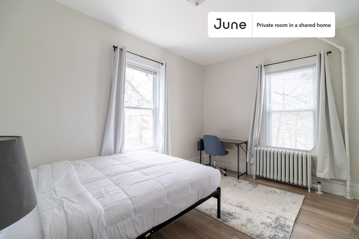 

PLEASE NOTE: This is a private room in a shared apartment. You will have your own bedroom and shared common areas (kitchen, bathroom, etc.) with other residents.

Queen bedroom in a 3 bedroom / 1 bathroom apartment!

Check out 3D tour now:  https://jnhm.es/8gi

This  Queen room in Fort Hill  is available on a 12 month lease or a flexible short term (31 to 364 days) lease. You pick your custom start and end date. Monthly rent rate is determined by furnishing preference, move-in date and move-out date. Speak to a June representative for recommendations on the best stay duration for the lowest rate, and learn more about this home on the June website:  https://jnhm.es/6CH

Amenities of this home:   Furnished Common Areas,    Wi-Fi - Paid separately (High-Speed),    Guarantors Allowed,       32-inch Flat-Screen TV,    Dining area,    Laundry in home (free),    Shared Home Office,    Hardwood Flooring,    Microwave,    Oven,    Refrigerator,      also, this unit is conveniently located, several local parks, restaurants and bars are just minutes away.

About June Homes: Welcome to the easiest rental experience of your life. Rent furnished or unfurnished apartments on a 12 month lease or a flexible short term (31 to 364 days). As a resident, you’ll have access to 24/7 support and monthly cleanings of the home’s shared spaces. Sign up now to apply online for your next home with June: https://jnhm.es/sign-roomi

Brokers welcome! Contact us for more details.

Interested? Kindly note that the minimum stay duration would be 31 days. 

Use this listing ID when speaking to June team:  #1851 A