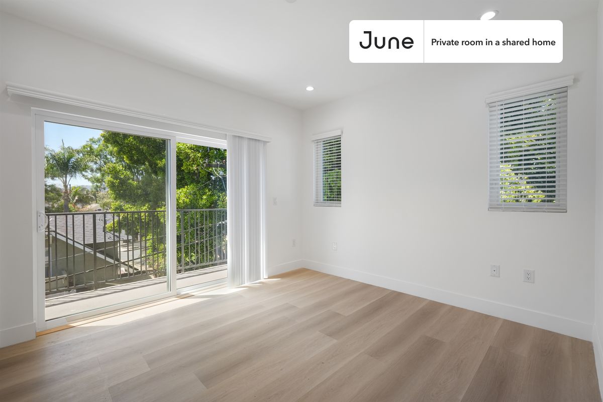

PLEASE NOTE: This is a private room in a shared apartment. You will have your own bedroom and shared common areas (kitchen, bathroom, etc.) with other residents.

Queen bedroom in a 4 bedroom / 3 bathroom apartment!

Check out 3D tour now:  https://jnhm.es/8gm

This  Queen room in Hollywood  is available on a 12 month lease or a flexible short term (31 to 364 days) lease. You pick your custom start and end date. Monthly rent rate is determined by furnishing preference, move-in date and move-out date. Speak to a June representative for recommendations on the best stay duration for the lowest rate, and learn more about this home on the June website:  https://jnhm.es/6D9

Amenities of this home:   Dining area,    Paid parking,    Laundry in home (free),       Dishwasher,    Furnished Common Areas,    Wi-Fi - Paid separately (High-Speed),    Guarantors Allowed,       32-inch Flat-Screen TV,    Balcony,    Hardwood Flooring,    Microwave,    Oven,    Refrigerator,    Air Conditioning | HVAC,   also, this unit is conveniently located, several local parks, restaurants and bars are just minutes away.

About June Homes: Welcome to the easiest rental experience of your life. Rent furnished or unfurnished apartments on a 12 month lease or a flexible short term (31 to 364 days). As a resident, you’ll have access to 24/7 support and monthly cleanings of the home’s shared spaces. Sign up now to apply online for your next home with June: https://jnhm.es/sign-roomi

Brokers welcome! Contact us for more details.

Interested? Use this listing ID when speaking to June team:  #1857 D