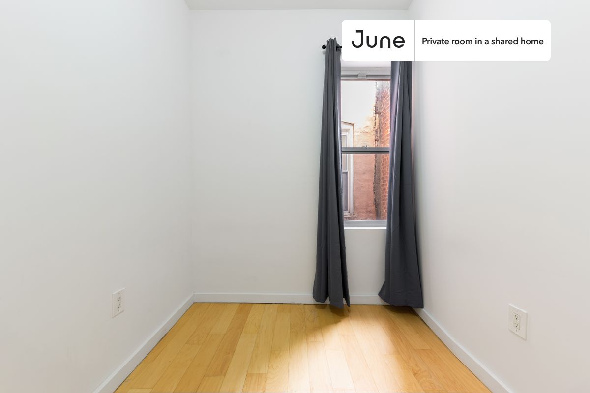 

PLEASE NOTE: This is a private room in a shared apartment. You will have your own bedroom and shared common areas (kitchen, bathroom, etc.) with other residents.

Full bedroom in a 4 bedroom / 2 bathroom apartment!

Check out 3D tour now:  https://jnhm.es/10S

This  Full room in Bedford-Stuyvesant  is available on a 12 month lease or a flexible short term (31 to 364 days) lease. You pick your custom start and end date. Monthly rent rate is determined by furnishing preference, move-in date and move-out date. Speak to a June representative for recommendations on the best stay duration for the lowest rate, and learn more about this home on the June website:  https://jnhm.es/5UF

Amenities of this home:   Dishwasher,    Furnished Common Areas,    Wi-Fi - Paid separately (High-Speed),    Guarantors Allowed,       Laundry in home (free),       Wall-Mounted TV,    Hardwood Flooring,    Microwave,    Oven,    Refrigerator,   also, this unit is conveniently located, several local parks, restaurants and bars are just minutes away.

About June Homes: Welcome to the easiest rental experience of your life. Rent furnished or unfurnished apartments on a 12 month lease or a flexible short term (31 to 364 days). As a resident, you’ll have access to 24/7 support and monthly cleanings of the home’s shared spaces. Sign up now to apply online for your next home with June: https://jnhm.es/sign-roomi

Brokers welcome! Contact us for more details.

Interested? Use this listing ID when speaking to June team:  #963 B