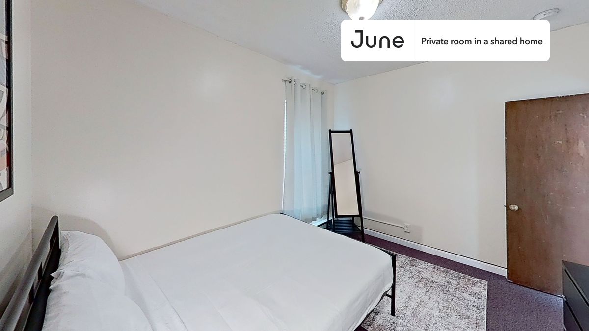 

PLEASE NOTE: This is a private room in a shared apartment. You will have your own bedroom and shared common areas (kitchen, bathroom, etc.) with other residents.

Queen bedroom in a 3 bedroom / 1 bathroom apartment!

Check out 3D tour now:  https://jnhm.es/8gL

This  Queen room in South End  is available on a 12 month lease or a flexible short term (31 to 364 days) lease. You pick your custom start and end date. Monthly rent rate is determined by furnishing preference, move-in date and move-out date. Speak to a June representative for recommendations on the best stay duration for the lowest rate, and learn more about this home on the June website:  https://jnhm.es/6F5

Amenities of this home:   Dishwasher,    Furnished Common Areas,    Wi-Fi - Paid separately (High-Speed),    Guarantors Allowed,       Dining area,    Laundry in home (free),    Microwave,    Oven,    Refrigerator,    Patio (shared),      also, this unit is conveniently located, several local parks, restaurants and bars are just minutes away.

About June Homes: Welcome to the easiest rental experience of your life. Rent furnished or unfurnished apartments on a 12 month lease or a flexible short term (31 to 364 days). As a resident, you’ll have access to 24/7 support and monthly cleanings of the home’s shared spaces. Sign up now to apply online for your next home with June: https://jnhm.es/sign-roomi

Brokers welcome! Contact us for more details.

Interested? Kindly note that the minimum stay duration would be 31 days. 

Use this listing ID when speaking to June team:  #1885 C