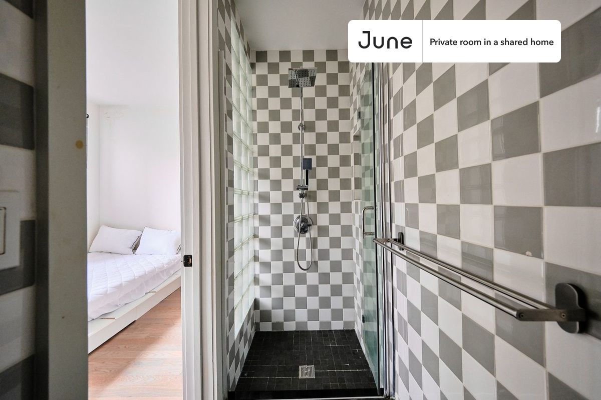 

PLEASE NOTE: This is a private room in a shared apartment. You will have your own bedroom and shared common areas (kitchen, bathroom, etc.) with other residents.

Queen bedroom in a 3 bedroom / 3 bathroom apartment!

Check out 3D tour now:

This  Queen room in Ridgewood  is available on a 12 month lease or a flexible short term (31 to 364 days) lease. You pick your custom start and end date. Monthly rent rate is determined by furnishing preference, move-in date and move-out date. Speak to a June representative for recommendations on the best stay duration for the lowest rate, and learn more about this home on the June website:  https://jnhm.es/6EF

Amenities of this home:   Wi-Fi - Paid separately (High-Speed),    Guarantors Allowed,       Dining area,    Couple-Friendly,    Gym,       Laundry - Paid separately (in building),    Enclosed backyard,    Residents lounge,    Hardwood Flooring,    Oven,    Refrigerator,   also, this unit is conveniently located, several local parks, restaurants and bars are just minutes away.

About June Homes: Welcome to the easiest rental experience of your life. Rent furnished or unfurnished apartments on a 12 month lease or a flexible short term (31 to 364 days). As a resident, you’ll have access to 24/7 support and monthly cleanings of the home’s shared spaces. Sign up now to apply online for your next home with June: https://jnhm.es/sign-roomi

Brokers welcome! Contact us for more details.

Interested? Use this listing ID when speaking to June team:  #1878 B