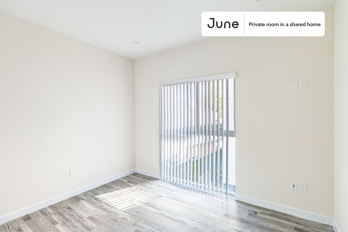 

PLEASE NOTE: This is a private room in a shared apartment. You will have your own bedroom and shared common areas (kitchen, bathroom, etc.) with other residents.

Full bedroom in a 5 bedroom / 5 bathroom apartment!

Check out 3D tour now:  https://jnhm.es/8aK

This  Full room in Boyle Heights  is available on a 12 month lease or a flexible short term (31 to 364 days) lease. You pick your custom start and end date. Monthly rent rate is determined by furnishing preference, move-in date and move-out date. Speak to a June representative for recommendations on the best stay duration for the lowest rate, and learn more about this home on the June website:  https://jnhm.es/6lu

Amenities of this home:   Dishwasher,    Furnished Common Areas,    Wi-Fi - Paid separately (High-Speed),    Guarantors Allowed,       32-inch Flat-Screen TV,       Laundry in home (free),    Living area,    Hardwood Flooring,    Microwave,    Refrigerator,    Air Conditioning | HVAC,   also, this unit is conveniently located, several local parks, restaurants and bars are just minutes away.

About June Homes: Welcome to the easiest rental experience of your life. Rent furnished or unfurnished apartments on a 12 month lease or a flexible short term (31 to 364 days). As a resident, you’ll have access to 24/7 support and monthly cleanings of the home’s shared spaces. Sign up now to apply online for your next home with June: https://jnhm.es/sign-roomi

Brokers welcome! Contact us for more details.

Interested? Use this listing ID when speaking to June team:  #1523 B