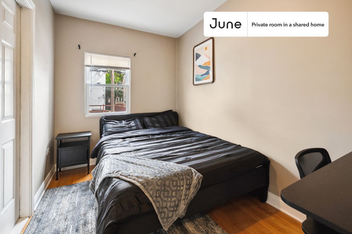 PLEASE NOTE: This is a private room in a shared apartment. You will have your own bedroom and shared common areas (kitchen, bathroom, etc.) with other residents.
Queen bedroom in a 3 bedroom / 1 bathroom apartment!
Check out 3D tour now: https://jnhm.es/8gG
This Queen room in Logan Square is available on a 12 month lease or a flexible short term (31 to 364 days) lease. You pick your custom start and end date. Monthly rent rate is determined by furnishing preference, move-in date and move-out date. Speak to a June representative for recommendations on the best stay duration for the lowest rate, and learn more about this home on the June website: https://jnhm.es/6Cu
Amenities of this home: Furnished Common Areas, Wi-Fi - Paid separately (High-Speed), Guarantors Allowed, 32-inch Flat-Screen TV, Dining area, Paid parking, Laundry - Paid separately (in building), Hardwood Flooring, Microwave, Oven, Refrigerator, Air Conditioning | HVAC, also, this unit is conveniently located, several local parks, restaurants and bars are just minutes away.
About June Homes: Welcome to the easiest rental experience of your life. Rent furnished or unfurnished apartments on a 12 month lease or a flexible short term (31 to 364 days). As a resident, you’ll have access to 24/7 support and monthly cleanings of the home’s shared spaces. Sign up now to apply online for your next home with June: https://jnhm.es/sign-roomi
Brokers welcome! Contact us for more details.
Interested? Kindly note that the minimum stay duration would be 32 days.
Use this listing ID when speaking to June team: #1847 C