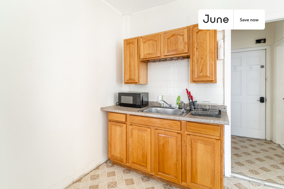 2 bedroom in JFK/UMass on flexible lease terms.
Check out 3D tour now: https://jnhm.es/88O
This 2 bedrooms, 1 bath apartment on the JFK/UMass is available on a 12 month lease or a flexible short term (31 to 364 days) lease. You pick your custom start and end date. Monthly rent rate is determined by furnishing preference, move-in date and move-out date. Speak to a June representative for recommendations on the best stay duration for the lowest rate, and learn more about this home on the June website:
Amenities of this home: Furnished Common Areas, Wi-Fi - Paid separately (High-Speed), Guarantors Allowed, 32-inch Flat-Screen TV, Laundry - Paid separately (in building), Hardwood Flooring, Microwave, Oven, Refrigerator, also, this unit is conveniently located, several local parks, restaurants and bars are just minutes away.
About June Homes: Welcome to the easiest rental experience of your life. Rent furnished or unfurnished apartments on a 12 month lease or a flexible short term (31 to 364 days). As a resident, you’ll have access to 24/7 support and monthly cleanings of the home’s shared spaces. Sign up now to apply online for your next home with June: https://jnhm.es/sign-roomi
Brokers welcome! Contact us for more details.
Use this listing ID when speaking to June team: #1029