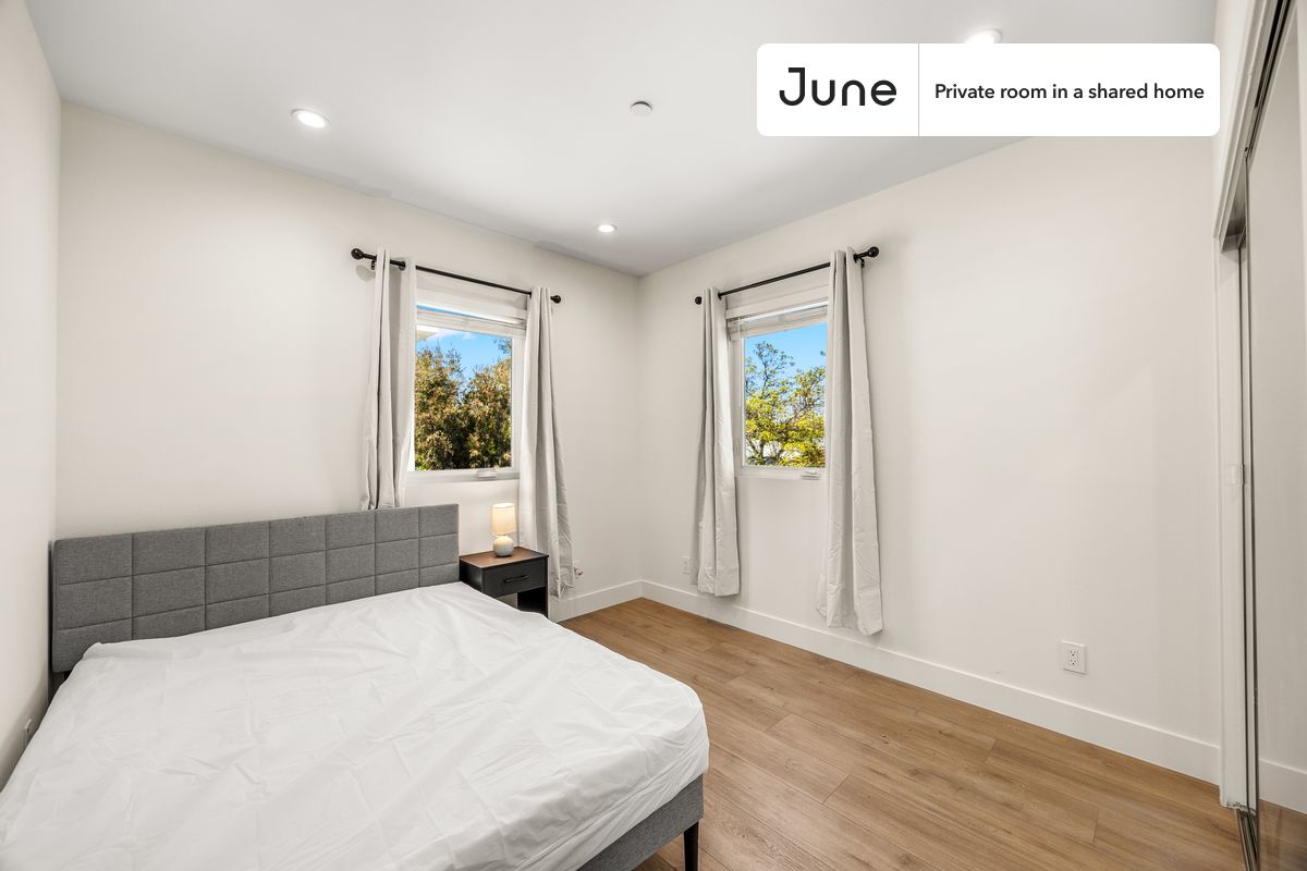 

PLEASE NOTE: This is a private room in a shared apartment. You will have your own bedroom and shared common areas (kitchen, bathroom, etc.) with other residents.

Queen bedroom in a 4 bedroom / 4 bathroom apartment!

Check out 3D tour now:  https://jnhm.es/8gn

This  Queen room in North Hollywood  is available on a 12 month lease or a flexible short term (31 to 364 days) lease. You pick your custom start and end date. Monthly rent rate is determined by furnishing preference, move-in date and move-out date. Speak to a June representative for recommendations on the best stay duration for the lowest rate, and learn more about this home on the June website:  https://jnhm.es/6CW

Amenities of this home:   Furnished Common Areas,    Wi-Fi - Paid separately (High-Speed),    Guarantors Allowed,       32-inch Flat-Screen TV,    Dining area,    Couple-Friendly,    Paid parking,    Laundry in home (free),       Balcony,    Hardwood Flooring,    Oven,    Refrigerator,    Air Conditioning | HVAC,   also, this unit is conveniently located, several local parks, restaurants and bars are just minutes away.

About June Homes: Welcome to the easiest rental experience of your life. Rent furnished or unfurnished apartments on a 12 month lease or a flexible short term (31 to 364 days). As a resident, you’ll have access to 24/7 support and monthly cleanings of the home’s shared spaces. Sign up now to apply online for your next home with June: https://jnhm.es/sign-roomi

Brokers welcome! Contact us for more details.

Interested? Use this listing ID when speaking to June team:  #1854 C