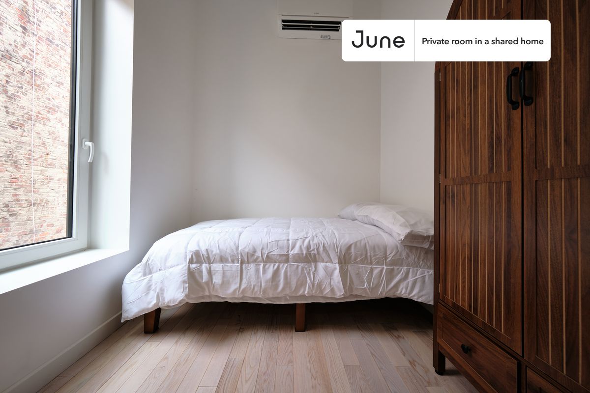 

PLEASE NOTE: This is a private room in a shared apartment. You will have your own bedroom and shared common areas (kitchen, bathroom, etc.) with other residents.

Twin bedroom in a 4 bedroom / 4 bathroom apartment! 

 Be the first to live in this beautiful BRAND NEW APARTMENT featuring a PRIVATE BATH and a BACKYARD.

Check out 3D tour now:  https://jnhm.es/8gU

This  Twin room in Ditmas Park  is available on a 12 month lease or a flexible short term (31 to 364 days) lease. You pick your custom start and end date. Monthly rent rate is determined by furnishing preference, move-in date and move-out date. Speak to a June representative for recommendations on the best stay duration for the lowest rate, and learn more about this home on the June website:  https://jnhm.es/6FI

Amenities of this home:   Laundry - Paid separately (in building),    Gym,    Couple-Friendly,       Guarantors Allowed,    Outdoor space,    Wi-Fi - Paid separately (High-Speed),    Furnished Common Areas,    Residents lounge,       Hardwood Flooring,    Microwave,    Oven,    Refrigerator,    Shared Backyard,   also, this unit is conveniently located, several local parks, restaurants and bars are just minutes away.

About June Homes: Welcome to the easiest rental experience of your life. Rent furnished or unfurnished apartments on a 12 month lease or a flexible short term (31 to 364 days). As a resident, you’ll have access to 24/7 support and monthly cleanings of the home’s shared spaces. Sign up now to apply online for your next home with June: https://jnhm.es/sign-roomi

Brokers welcome! Contact us for more details.

Interested? Use this listing ID when speaking to June team:  #1896 B