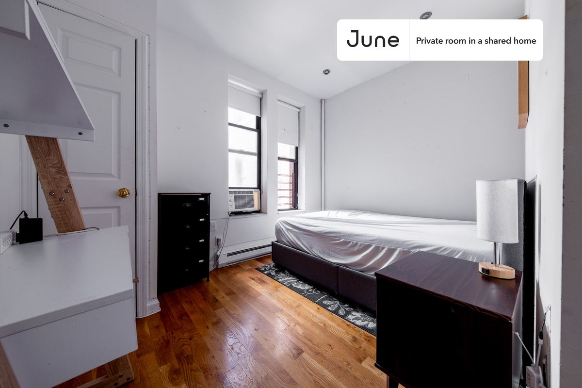 PLEASE NOTE: This is a private room in a shared apartment. You will have your own bedroom and shared common areas (kitchen, bathroom, etc.) with other residents.
Full bedroom in a 2 bedroom / 1 bathroom apartment!
Check out 3D tour now:
This Full room in Central Harlem is available on a 12 month lease or a flexible short term (31 to 364 days) lease. You pick your custom start and end date. Monthly rent rate is determined by furnishing preference, move-in date and move-out date. Speak to a June representative for recommendations on the best stay duration for the lowest rate, and learn more about this home on the June website: https://jnhm.es/6E8
Amenities of this home: Dishwasher, Furnished Common Areas, Wi-Fi - Paid separately (High-Speed), Guarantors Allowed, Dining area, Laundry in home (free), Wall-Mounted TV, Hardwood Flooring, Oven, Refrigerator, Air conditioning | Central AC, also, this unit is conveniently located, several local parks, restaurants and bars are just minutes away.
About June Homes: Welcome to the easiest rental experience of your life. Rent furnished or unfurnished apartments on a 12 month lease or a flexible short term (31 to 364 days). As a resident, you’ll have access to 24/7 support and monthly cleanings of the home’s shared spaces. Sign up now to apply online for your next home with June: https://jnhm.es/sign-roomi
Brokers welcome! Contact us for more details.
Interested? Use this listing ID when speaking to June team: #1874 B