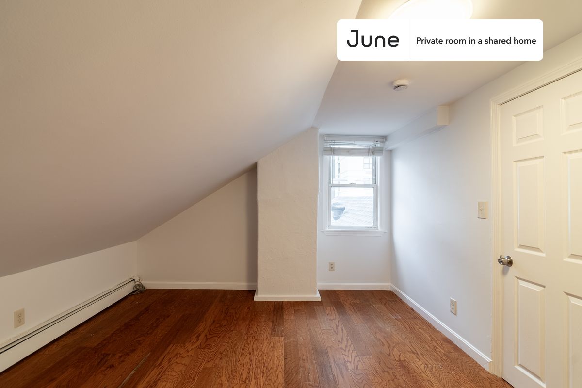 PLEASE NOTE: This is a private room in a shared apartment. You will have your own bedroom and shared common areas (kitchen, bathroom, etc.) with other residents.
Queen bedroom in a 4 bedroom / 4 bathroom apartment!
Check out 3D tour now: https://jnhm.es/8f9
This Queen room in East Cambridge is available on a 12 month lease or a flexible short term (31 to 364 days) lease. You pick your custom start and end date. Monthly rent rate is determined by furnishing preference, move-in date and move-out date. Speak to a June representative for recommendations on the best stay duration for the lowest rate, and learn more about this home on the June website: https://jnhm.es/6yE
Amenities of this home: Wi-Fi - Paid separately (High-Speed), Guarantors Allowed, 32-inch Flat-Screen TV, Street parking - City permit required, Laundry in home (free), Smart lock, Hardwood Flooring, Microwave, Oven, Refrigerator, Heating | Baseboard Gas heating, also, this unit is conveniently located, several local parks, restaurants and bars are just minutes away.
About June Homes: Welcome to the easiest rental experience of your life. Rent furnished or unfurnished apartments on a 12 month lease or a flexible short term (31 to 364 days). As a resident, you’ll have access to 24/7 support and monthly cleanings of the home’s shared spaces. Sign up now to apply online for your next home with June: https://jnhm.es/sign-roomi
Brokers welcome! Contact us for more details.
Interested? Kindly note that the minimum stay duration would be 31 days.
Use this listing ID when speaking to June team: #1786 D