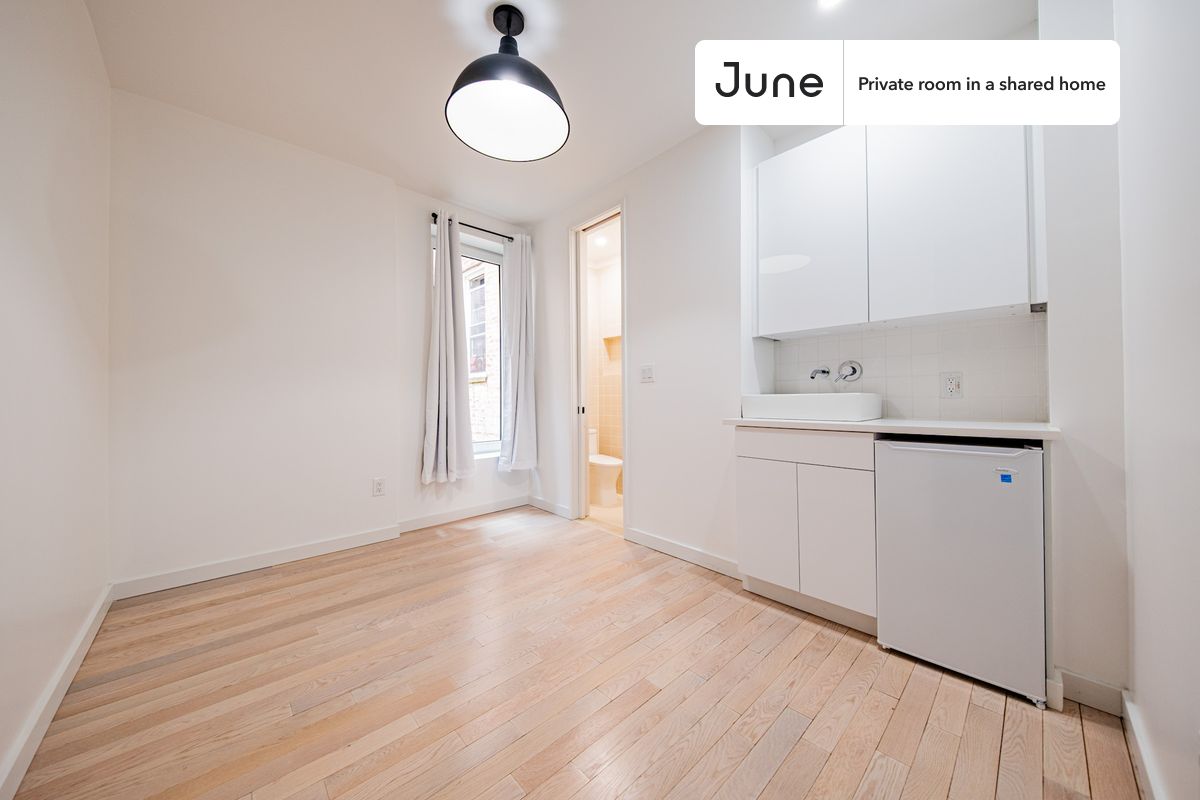 

PLEASE NOTE: This is a private room in a shared apartment. You will have your own bedroom and shared common areas (kitchen, bathroom, etc.) with other residents.

Queen bedroom in a 4 bedroom / 4 bathroom apartment! 

 Be the first to live in this beautiful BRAND NEW APARTMENT featuring a PRIVATE BATH and a BACKYARD.

Check out 3D tour now:  https://jnhm.es/8gW

This  Queen room in Ditmas Park  is available on a 12 month lease or a flexible short term (31 to 364 days) lease. You pick your custom start and end date. Monthly rent rate is determined by furnishing preference, move-in date and move-out date. Speak to a June representative for recommendations on the best stay duration for the lowest rate, and learn more about this home on the June website:  https://jnhm.es/6FB

Amenities of this home:   Laundry - Paid separately (in building),    Gym,    Couple-Friendly,    Guarantors Allowed,    Outdoor space,    Wi-Fi - Paid separately (High-Speed),    Furnished Common Areas,    Residents lounge,       Hardwood Flooring,    Microwave,    Oven,    Refrigerator,    Shared Backyard,   also, this unit is conveniently located, several local parks, restaurants and bars are just minutes away.

About June Homes: Welcome to the easiest rental experience of your life. Rent furnished or unfurnished apartments on a 12 month lease or a flexible short term (31 to 364 days). As a resident, you’ll have access to 24/7 support and monthly cleanings of the home’s shared spaces. Sign up now to apply online for your next home with June: https://jnhm.es/sign-roomi

Brokers welcome! Contact us for more details.

Interested? Use this listing ID when speaking to June team:  #1894 C