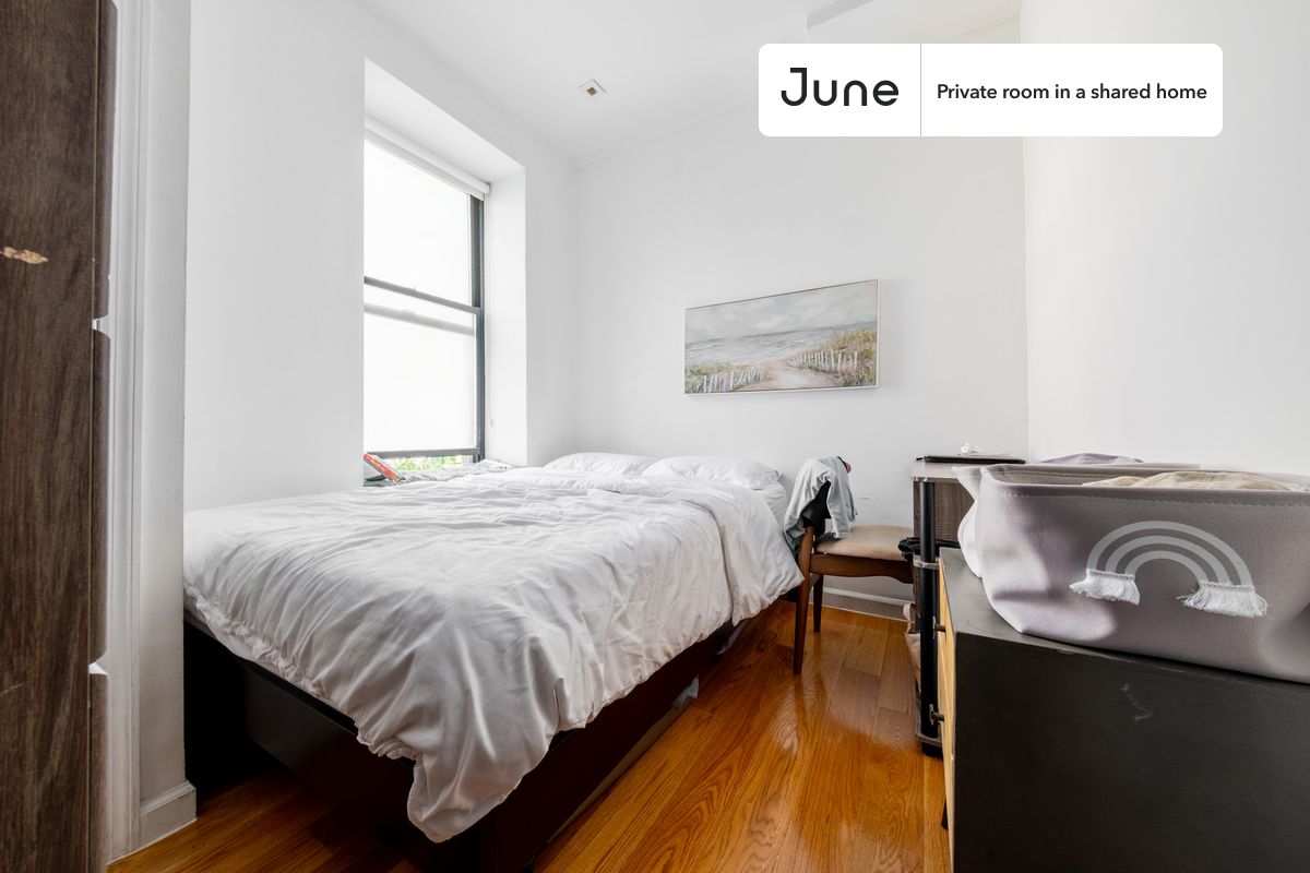 PLEASE NOTE: This is a private room in a shared apartment. You will have your own bedroom and shared common areas (kitchen, bathroom, etc.) with other residents.
Full bedroom in a 3 bedroom / 2 bathroom apartment!
Check out 3D tour now:
This Full room in Central Harlem is available on a 12 month lease or a flexible short term (31 to 364 days) lease. You pick your custom start and end date. Monthly rent rate is determined by furnishing preference, move-in date and move-out date. Speak to a June representative for recommendations on the best stay duration for the lowest rate, and learn more about this home on the June website: https://jnhm.es/6E2
Amenities of this home: Dishwasher, Furnished Common Areas, Wi-Fi - Paid separately (High-Speed), Guarantors Allowed, Dining area, Laundry in home (free), Wall-Mounted TV, Hardwood Flooring, Microwave, Refrigerator, Air conditioning | Central AC, also, this unit is conveniently located, several local parks, restaurants and bars are just minutes away.
About June Homes: Welcome to the easiest rental experience of your life. Rent furnished or unfurnished apartments on a 12 month lease or a flexible short term (31 to 364 days). As a resident, you’ll have access to 24/7 support and monthly cleanings of the home’s shared spaces. Sign up now to apply online for your next home with June: https://jnhm.es/sign-roomi
Brokers welcome! Contact us for more details.
Interested? Use this listing ID when speaking to June team: #1872 B
