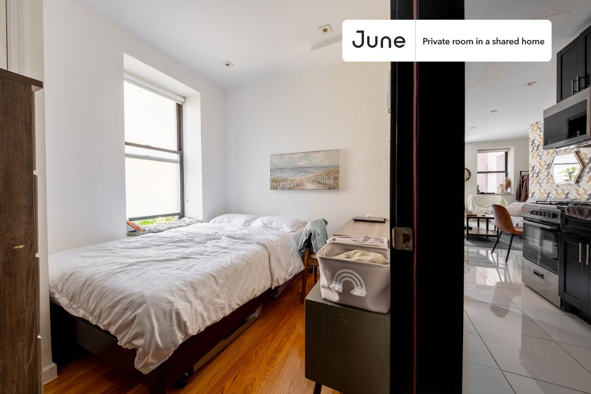 PLEASE NOTE: This is a private room in a shared apartment. You will have your own bedroom and shared common areas (kitchen, bathroom, etc.) with other residents.
Full bedroom in a 3 bedroom / 2 bathroom apartment!
Check out 3D tour now:
This Full room in Central Harlem is available on a 12 month lease or a flexible short term (31 to 364 days) lease. You pick your custom start and end date. Monthly rent rate is determined by furnishing preference, move-in date and move-out date. Speak to a June representative for recommendations on the best stay duration for the lowest rate, and learn more about this home on the June website: https://jnhm.es/6E2
Amenities of this home: Dishwasher, Furnished Common Areas, Wi-Fi - Paid separately (High-Speed), Guarantors Allowed, Dining area, Laundry in home (free), Wall-Mounted TV, Hardwood Flooring, Microwave, Refrigerator, Air conditioning | Central AC, also, this unit is conveniently located, several local parks, restaurants and bars are just minutes away.
About June Homes: Welcome to the easiest rental experience of your life. Rent furnished or unfurnished apartments on a 12 month lease or a flexible short term (31 to 364 days). As a resident, you’ll have access to 24/7 support and monthly cleanings of the home’s shared spaces. Sign up now to apply online for your next home with June: https://jnhm.es/sign-roomi
Brokers welcome! Contact us for more details.
Interested? Use this listing ID when speaking to June team: #1872 B