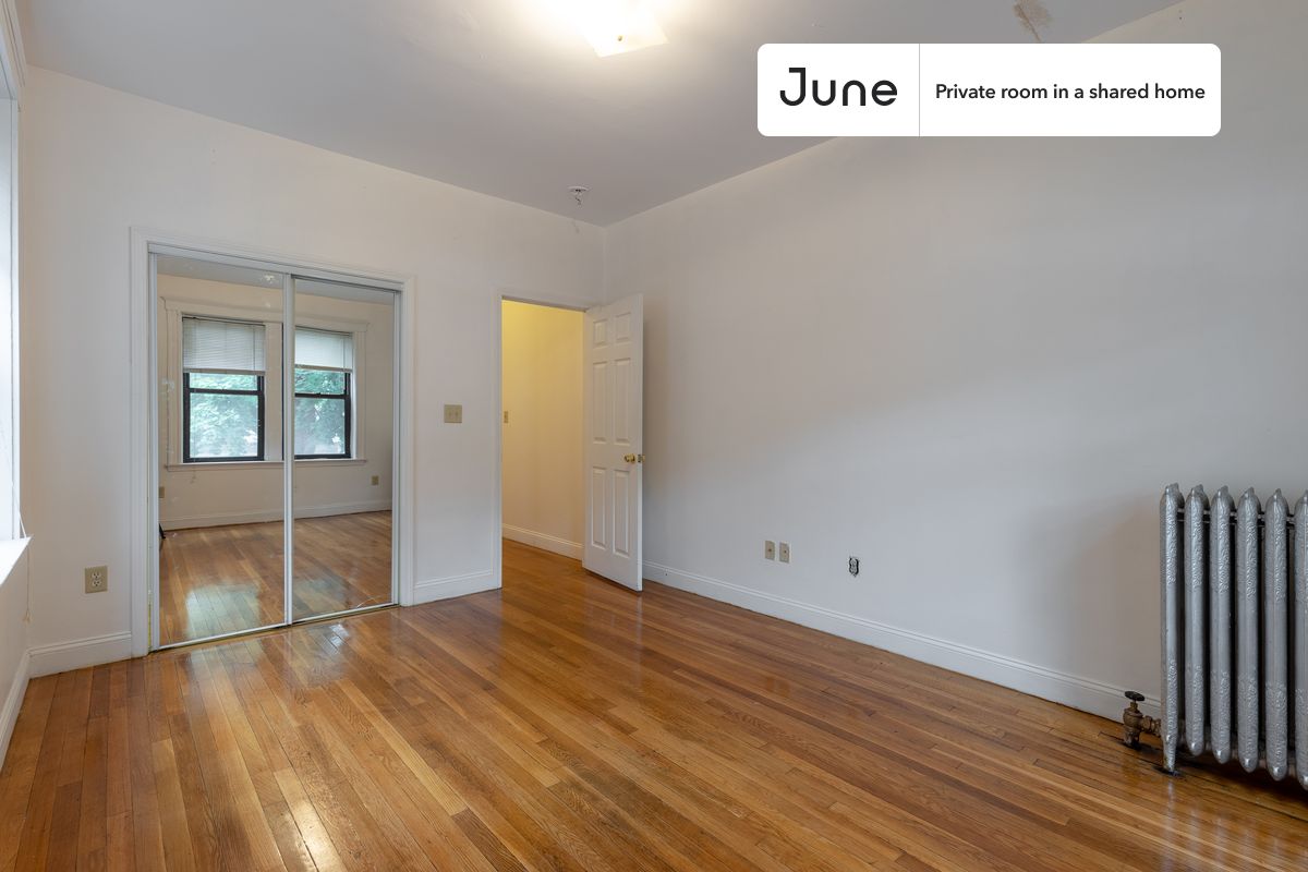 

PLEASE NOTE: This is a private room in a shared apartment. You will have your own bedroom and shared common areas (kitchen, bathroom, etc.) with other residents.

Queen bedroom in a 4 bedroom / 2 bathroom apartment!

Check out 3D tour now:  https://jnhm.es/QP

This  Queen room in Brighton  is available on a 12 month lease or a flexible short term (31 to 364 days) lease. You pick your custom start and end date. Monthly rent rate is determined by furnishing preference, move-in date and move-out date. Speak to a June representative for recommendations on the best stay duration for the lowest rate, and learn more about this home on the June website:  https://jnhm.es/LG

Amenities of this home:   Dishwasher,    Furnished Common Areas,    Wi-Fi - Paid separately (High-Speed),    Guarantors Allowed,       32-inch Flat-Screen TV,    Dining area,       Street parking - City permit required,    Living area,    Hardwood Flooring,    Microwave,    Oven,    Refrigerator,   also, this unit is conveniently located, several local parks, restaurants and bars are just minutes away.

About June Homes: Welcome to the easiest rental experience of your life. Rent furnished or unfurnished apartments on a 12 month lease or a flexible short term (31 to 364 days). As a resident, you’ll have access to 24/7 support and monthly cleanings of the home’s shared spaces. Sign up now to apply online for your next home with June: https://jnhm.es/sign-roomi

Brokers welcome! Contact us for more details.

Interested? Kindly note that the minimum stay duration would be 31 days. 

Use this listing ID when speaking to June team:  #368 B