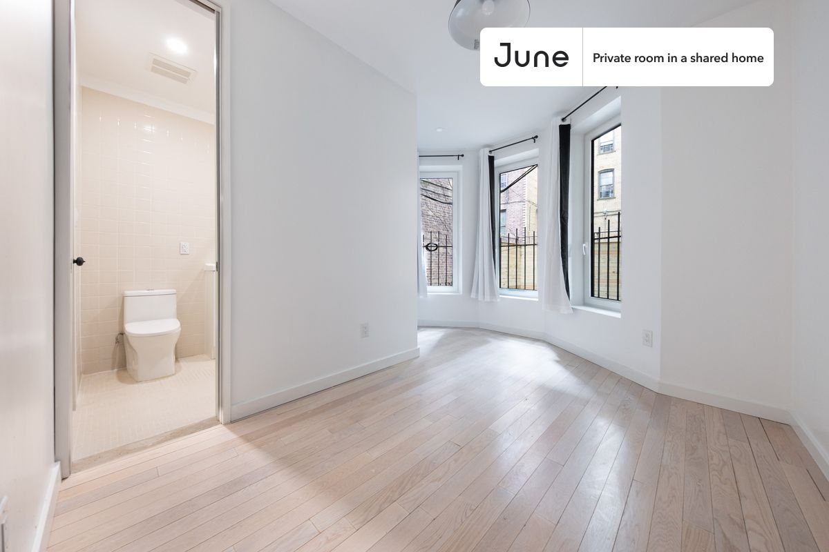 PLEASE NOTE: This is a private room in a shared apartment. You will have your own bedroom and shared common areas (kitchen, bathroom, etc.) with other residents.
Queen bedroom in a 4 bedroom / 2 bathroom apartment!
Be the first to live in this beautiful BRAND NEW APARTMENT featuring a PRIVATE BATH and a BACKYARD.
Check out 3D tour now: https://jnhm.es/8h3
This Queen room in Ditmas Park is available on a 12 month lease or a flexible short term (31 to 364 days) lease. You pick your custom start and end date. Monthly rent rate is determined by furnishing preference, move-in date and move-out date. Speak to a June representative for recommendations on the best stay duration for the lowest rate, and learn more about this home on the June website: https://jnhm.es/6Gb
Amenities of this home: Laundry - Paid separately (in building), Gym, Guarantors Allowed, Outdoor space, Wi-Fi - Paid separately (High-Speed), Furnished Common Areas, Dishwasher, Residents lounge, Hardwood Flooring, Microwave, Oven, Refrigerator, Shared Backyard, also, this unit is conveniently located, several local parks, restaurants and bars are just minutes away.
About June Homes: Welcome to the easiest rental experience of your life. Rent furnished or unfurnished apartments on a 12 month lease or a flexible short term (31 to 364 days). As a resident, you’ll have access to 24/7 support and monthly cleanings of the home’s shared spaces. Sign up now to apply online for your next home with June: https://jnhm.es/sign-roomi
Brokers welcome! Contact us for more details.
Interested? Use this listing ID when speaking to June team: #1899 D