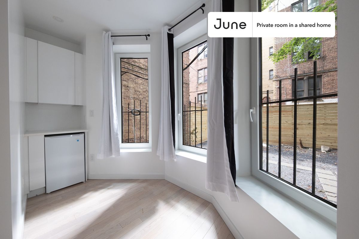 PLEASE NOTE: This is a private room in a shared apartment. You will have your own bedroom and shared common areas (kitchen, bathroom, etc.) with other residents.
Queen bedroom in a 4 bedroom / 2 bathroom apartment!
Be the first to live in this beautiful BRAND NEW APARTMENT featuring a PRIVATE BATH and a BACKYARD.
Check out 3D tour now: https://jnhm.es/8h3
This Queen room in Ditmas Park is available on a 12 month lease or a flexible short term (31 to 364 days) lease. You pick your custom start and end date. Monthly rent rate is determined by furnishing preference, move-in date and move-out date. Speak to a June representative for recommendations on the best stay duration for the lowest rate, and learn more about this home on the June website: https://jnhm.es/6Gb
Amenities of this home: Laundry - Paid separately (in building), Gym, Guarantors Allowed, Outdoor space, Wi-Fi - Paid separately (High-Speed), Furnished Common Areas, Dishwasher, Residents lounge, Hardwood Flooring, Microwave, Oven, Refrigerator, Shared Backyard, also, this unit is conveniently located, several local parks, restaurants and bars are just minutes away.
About June Homes: Welcome to the easiest rental experience of your life. Rent furnished or unfurnished apartments on a 12 month lease or a flexible short term (31 to 364 days). As a resident, you’ll have access to 24/7 support and monthly cleanings of the home’s shared spaces. Sign up now to apply online for your next home with June: https://jnhm.es/sign-roomi
Brokers welcome! Contact us for more details.
Interested? Use this listing ID when speaking to June team: #1899 D