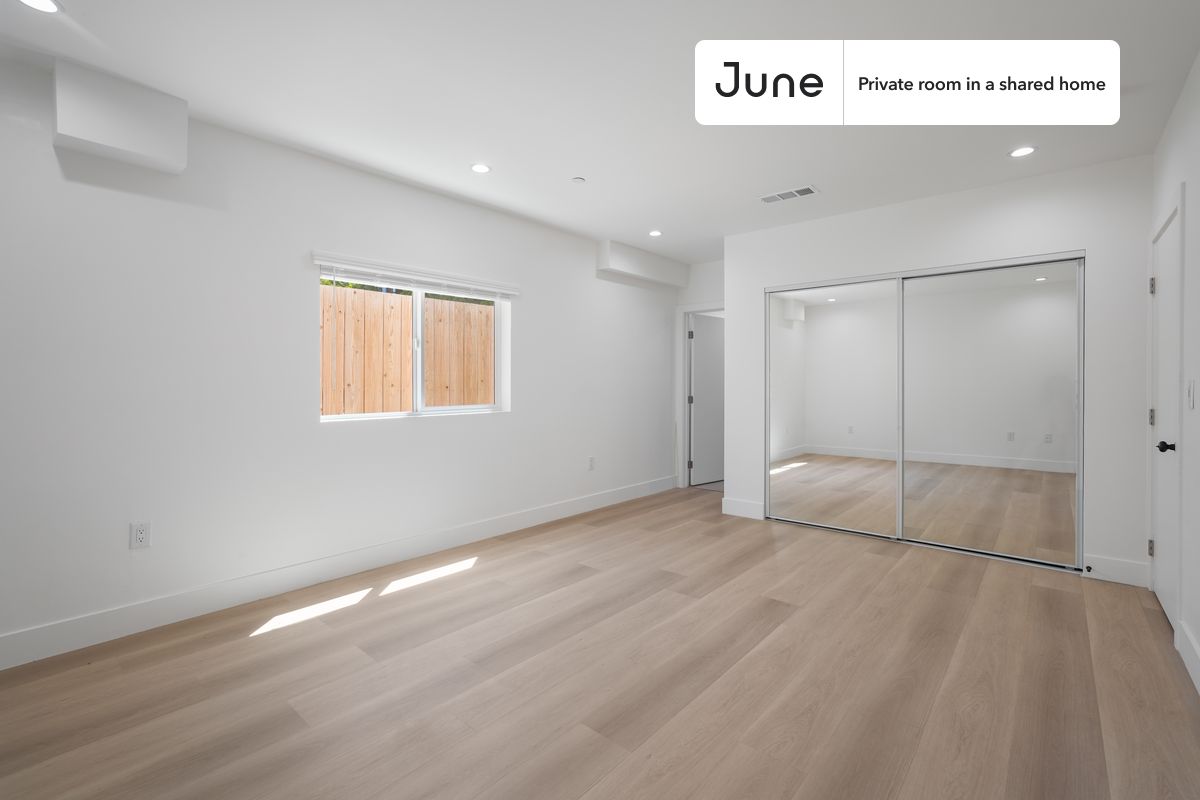 

PLEASE NOTE: This is a private room in a shared apartment. You will have your own bedroom and shared common areas (kitchen, bathroom, etc.) with other residents.

Queen bedroom in a 3 bedroom / 2 bathroom apartment!

Check out 3D tour now:  https://jnhm.es/8gl

This  Queen room in Hollywood  is available on a 12 month lease or a flexible short term (31 to 364 days) lease. You pick your custom start and end date. Monthly rent rate is determined by furnishing preference, move-in date and move-out date. Speak to a June representative for recommendations on the best stay duration for the lowest rate, and learn more about this home on the June website:  https://jnhm.es/6Dd

Amenities of this home:   Dishwasher,    Furnished Common Areas,    Wi-Fi - Paid separately (High-Speed),    Guarantors Allowed,       32-inch Flat-Screen TV,    Dining area,    Paid parking,    Laundry in home (free),       Hardwood Flooring,    Microwave,    Oven,    Refrigerator,    Air Conditioning | HVAC,   also, this unit is conveniently located, several local parks, restaurants and bars are just minutes away.

About June Homes: Welcome to the easiest rental experience of your life. Rent furnished or unfurnished apartments on a 12 month lease or a flexible short term (31 to 364 days). As a resident, you’ll have access to 24/7 support and monthly cleanings of the home’s shared spaces. Sign up now to apply online for your next home with June: https://jnhm.es/sign-roomi

Brokers welcome! Contact us for more details.

Interested? Use this listing ID when speaking to June team:  #1858 A