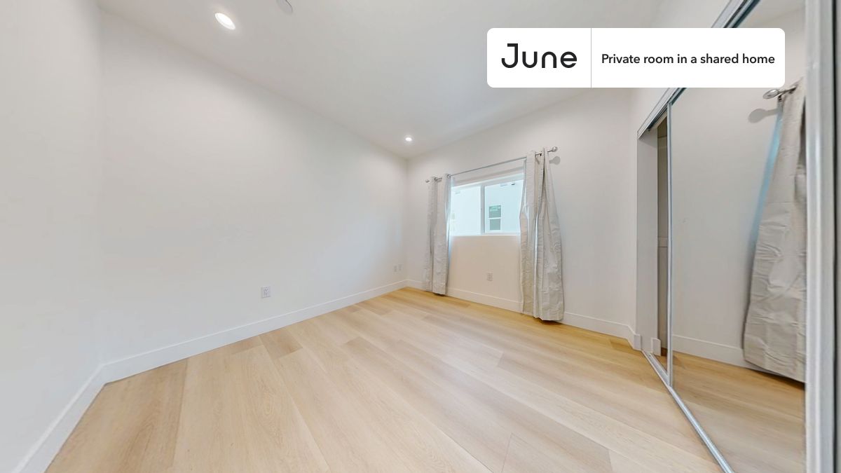 

PLEASE NOTE: This is a private room in a shared apartment. You will have your own bedroom and shared common areas (kitchen, bathroom, etc.) with other residents.

Queen bedroom in a 5 bedroom / 4 bathroom apartment!

Check out 3D tour now:  https://jnhm.es/8gk

This  Queen room in North Hollywood  is available on a 12 month lease or a flexible short term (31 to 364 days) lease. You pick your custom start and end date. Monthly rent rate is determined by furnishing preference, move-in date and move-out date. Speak to a June representative for recommendations on the best stay duration for the lowest rate, and learn more about this home on the June website:  https://jnhm.es/6D4

Amenities of this home:   Dishwasher,    Furnished Common Areas,    Wi-Fi - Paid separately (High-Speed),    Guarantors Allowed,       32-inch Flat-Screen TV,    Dining area,    Laundry in home (free),       Hardwood Flooring,    Oven,    Refrigerator,    Air Conditioning | HVAC,   also, this unit is conveniently located, several local parks, restaurants and bars are just minutes away.

About June Homes: Welcome to the easiest rental experience of your life. Rent furnished or unfurnished apartments on a 12 month lease or a flexible short term (31 to 364 days). As a resident, you’ll have access to 24/7 support and monthly cleanings of the home’s shared spaces. Sign up now to apply online for your next home with June: https://jnhm.es/sign-roomi

Brokers welcome! Contact us for more details.

Interested? Use this listing ID when speaking to June team:  #1856 D