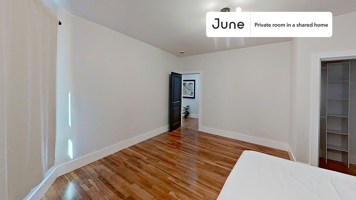 PLEASE NOTE: This is a private room in a shared apartment. You will have your own bedroom and shared common areas (kitchen, bathroom, etc.) with other residents.
Queen bedroom in a 5 bedroom / 2 bathroom apartment!
Check out 3D tour now: https://jnhm.es/8h5
This Queen room in Roxbury is available on a 12 month lease or a flexible short term (31 to 364 days) lease. You pick your custom start and end date. Monthly rent rate is determined by furnishing preference, move-in date and move-out date. Speak to a June representative for recommendations on the best stay duration for the lowest rate, and learn more about this home on the June website: https://jnhm.es/6Gl
Amenities of this home: Dishwasher, Furnished Common Areas, Wi-Fi - Paid separately (High-Speed), Guarantors Allowed, Laundry in home (free), Hardwood Flooring, Microwave, Oven, Refrigerator, Air Conditioning | HVAC, Street parking - No permit required, also, this unit is conveniently located, several local parks, restaurants and bars are just minutes away.
About June Homes: Welcome to the easiest rental experience of your life. Rent furnished or unfurnished apartments on a 12 month lease or a flexible short term (31 to 364 days). As a resident, you’ll have access to 24/7 support and monthly cleanings of the home’s shared spaces. Sign up now to apply online for your next home with June: https://jnhm.es/sign-roomi
Brokers welcome! Contact us for more details.
Interested? Kindly note that the minimum stay duration would be 31 days.
Use this listing ID when speaking to June team: #1901 A