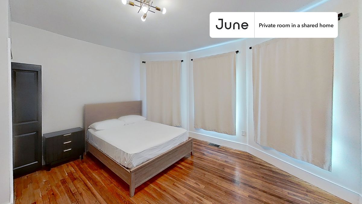 PLEASE NOTE: This is a private room in a shared apartment. You will have your own bedroom and shared common areas (kitchen, bathroom, etc.) with other residents.
Queen bedroom in a 5 bedroom / 2 bathroom apartment!
Check out 3D tour now: https://jnhm.es/8h5
This Queen room in Roxbury is available on a 12 month lease or a flexible short term (31 to 364 days) lease. You pick your custom start and end date. Monthly rent rate is determined by furnishing preference, move-in date and move-out date. Speak to a June representative for recommendations on the best stay duration for the lowest rate, and learn more about this home on the June website: https://jnhm.es/6Gl
Amenities of this home: Dishwasher, Furnished Common Areas, Wi-Fi - Paid separately (High-Speed), Guarantors Allowed, Laundry in home (free), Hardwood Flooring, Microwave, Oven, Refrigerator, Air Conditioning | HVAC, Street parking - No permit required, also, this unit is conveniently located, several local parks, restaurants and bars are just minutes away.
About June Homes: Welcome to the easiest rental experience of your life. Rent furnished or unfurnished apartments on a 12 month lease or a flexible short term (31 to 364 days). As a resident, you’ll have access to 24/7 support and monthly cleanings of the home’s shared spaces. Sign up now to apply online for your next home with June: https://jnhm.es/sign-roomi
Brokers welcome! Contact us for more details.
Interested? Kindly note that the minimum stay duration would be 31 days.
Use this listing ID when speaking to June team: #1901 A