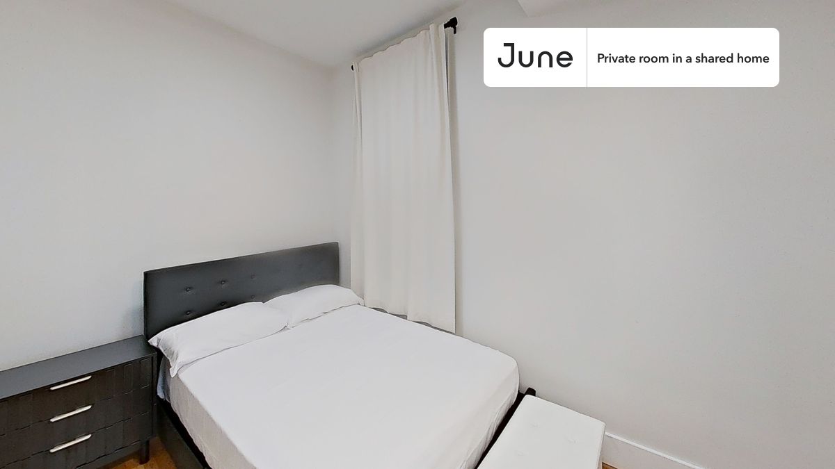 

PLEASE NOTE: This is a private room in a shared apartment. You will have your own bedroom and shared common areas (kitchen, bathroom, etc.) with other residents.

Queen bedroom in a 5 bedroom / 2 bathroom apartment!

Check out 3D tour now:  https://jnhm.es/8h5

This  Queen room in Roxbury  is available on a 12 month lease or a flexible short term (31 to 364 days) lease. You pick your custom start and end date. Monthly rent rate is determined by furnishing preference, move-in date and move-out date. Speak to a June representative for recommendations on the best stay duration for the lowest rate, and learn more about this home on the June website:  https://jnhm.es/6Gh

Amenities of this home:   Dishwasher,    Furnished Common Areas,    Wi-Fi - Paid separately (High-Speed),    Guarantors Allowed,       Laundry in home (free),       Hardwood Flooring,    Microwave,    Oven,    Refrigerator,    Air Conditioning | HVAC,    Street parking - No permit required,   also, this unit is conveniently located, several local parks, restaurants and bars are just minutes away.

About June Homes: Welcome to the easiest rental experience of your life. Rent furnished or unfurnished apartments on a 12 month lease or a flexible short term (31 to 364 days). As a resident, you’ll have access to 24/7 support and monthly cleanings of the home’s shared spaces. Sign up now to apply online for your next home with June: https://jnhm.es/sign-roomi

Brokers welcome! Contact us for more details.

Interested? Kindly note that the minimum stay duration would be 31 days. 

Use this listing ID when speaking to June team:  #1901 E