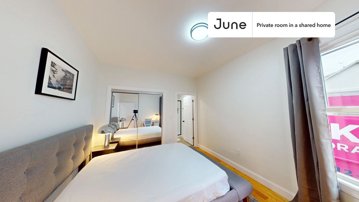 

PLEASE NOTE: This is a private room in a shared apartment. You will have your own bedroom and shared common areas (kitchen, bathroom, etc.) with other residents.

Queen bedroom in a 4 bedroom / 2 bathroom apartment!

Check out 3D tour now:  https://jnhm.es/84o

This  Queen room in Fort Hill  is available on a 12 month lease or a flexible short term (31 to 364 days) lease. You pick your custom start and end date. Monthly rent rate is determined by furnishing preference, move-in date and move-out date. Speak to a June representative for recommendations on the best stay duration for the lowest rate, and learn more about this home on the June website:  https://jnhm.es/5Wd

Amenities of this home:   Dishwasher,    Furnished Common Areas,    Wi-Fi - Paid separately (High-Speed),    Guarantors Allowed,          Street parking - City permit required,    Laundry - Paid separately (in building),    Hardwood Flooring,    Microwave,    Oven,    Refrigerator,   also, this unit is conveniently located, several local parks, restaurants and bars are just minutes away.

About June Homes: Welcome to the easiest rental experience of your life. Rent furnished or unfurnished apartments on a 12 month lease or a flexible short term (31 to 364 days). As a resident, you’ll have access to 24/7 support and monthly cleanings of the home’s shared spaces. Sign up now to apply online for your next home with June: https://jnhm.es/sign-roomi

Brokers welcome! Contact us for more details.

Interested? Kindly note that the minimum stay duration would be 31 days. 

Use this listing ID when speaking to June team:  #990 A