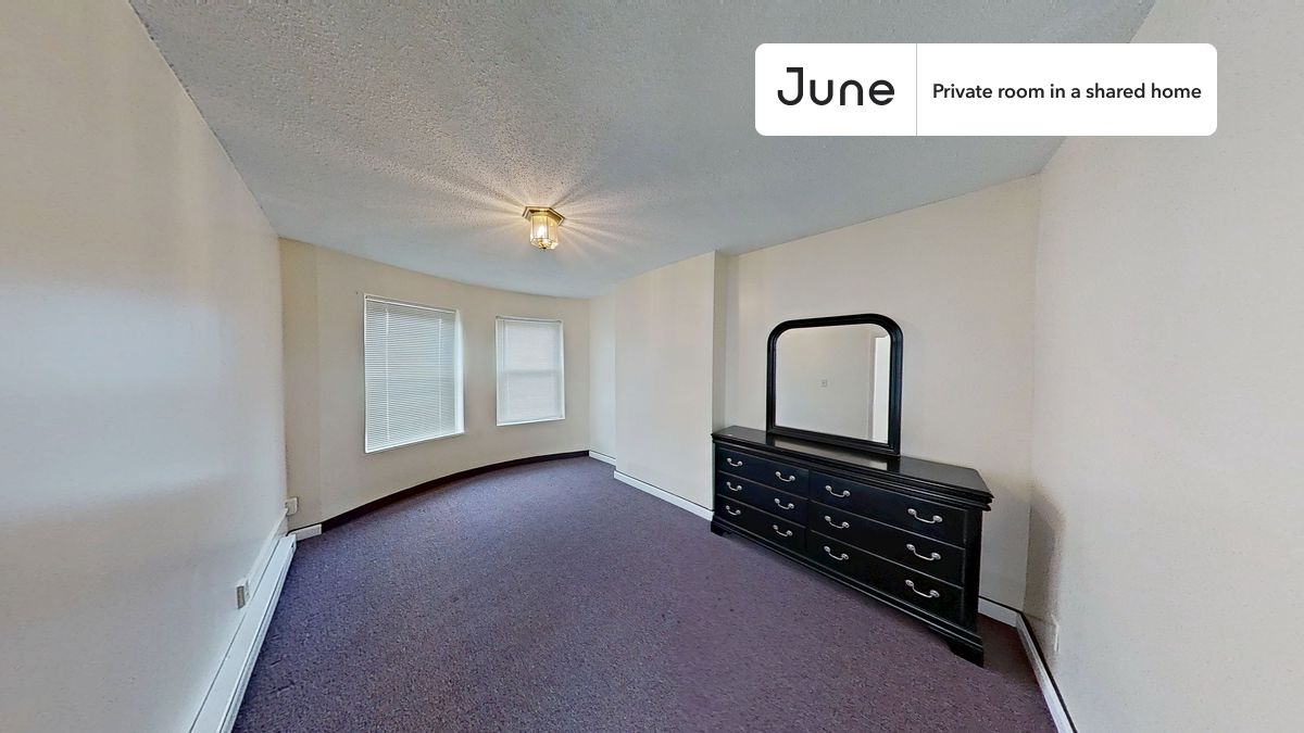 PLEASE NOTE: This is a private room in a shared apartment. You will have your own bedroom and shared common areas (kitchen, bathroom, etc.) with other residents.
Queen bedroom in a 3 bedroom / 1 bathroom apartment!
Check out 3D tour now: https://jnhm.es/8gL
This Queen room in South End is available on a 12 month lease or a flexible short term (31 to 364 days) lease. You pick your custom start and end date. Monthly rent rate is determined by furnishing preference, move-in date and move-out date. Speak to a June representative for recommendations on the best stay duration for the lowest rate, and learn more about this home on the June website: https://jnhm.es/6F6
Amenities of this home: Dishwasher, Furnished Common Areas, Wi-Fi - Paid separately (High-Speed), Guarantors Allowed, Dining area, Laundry in home (free), Microwave, Oven, Refrigerator, Patio (shared), also, this unit is conveniently located, several local parks, restaurants and bars are just minutes away.
About June Homes: Welcome to the easiest rental experience of your life. Rent furnished or unfurnished apartments on a 12 month lease or a flexible short term (31 to 364 days). As a resident, you’ll have access to 24/7 support and monthly cleanings of the home’s shared spaces. Sign up now to apply online for your next home with June: https://jnhm.es/sign-roomi
Brokers welcome! Contact us for more details.
Interested? Kindly note that the minimum stay duration would be 31 days.
Use this listing ID when speaking to June team: #1885 B