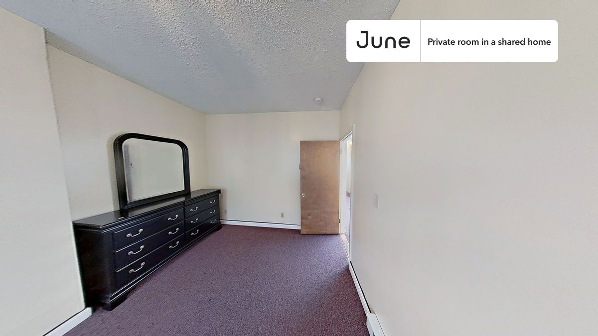 PLEASE NOTE: This is a private room in a shared apartment. You will have your own bedroom and shared common areas (kitchen, bathroom, etc.) with other residents.
Queen bedroom in a 3 bedroom / 1 bathroom apartment!
Check out 3D tour now: https://jnhm.es/8gL
This Queen room in South End is available on a 12 month lease or a flexible short term (31 to 364 days) lease. You pick your custom start and end date. Monthly rent rate is determined by furnishing preference, move-in date and move-out date. Speak to a June representative for recommendations on the best stay duration for the lowest rate, and learn more about this home on the June website: https://jnhm.es/6F6
Amenities of this home: Dishwasher, Furnished Common Areas, Wi-Fi - Paid separately (High-Speed), Guarantors Allowed, Dining area, Laundry in home (free), Microwave, Oven, Refrigerator, Patio (shared), also, this unit is conveniently located, several local parks, restaurants and bars are just minutes away.
About June Homes: Welcome to the easiest rental experience of your life. Rent furnished or unfurnished apartments on a 12 month lease or a flexible short term (31 to 364 days). As a resident, you’ll have access to 24/7 support and monthly cleanings of the home’s shared spaces. Sign up now to apply online for your next home with June: https://jnhm.es/sign-roomi
Brokers welcome! Contact us for more details.
Interested? Kindly note that the minimum stay duration would be 31 days.
Use this listing ID when speaking to June team: #1885 B