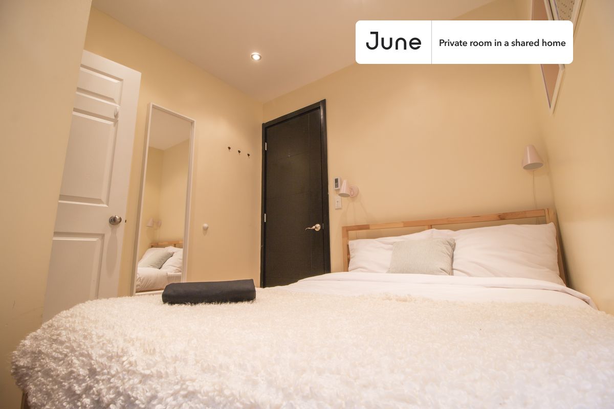 

PLEASE NOTE: This is a private room in a shared apartment. You will have your own bedroom and shared common areas (kitchen, bathroom, etc.) with other residents.

Full bedroom in a 4 bedroom / 2 bathroom apartment!

Check out 3D tour now:  https://jnhm.es/5t

This  Full room in Upper West Side  is available on a 12 month lease or a flexible short term (31 to 364 days) lease. You pick your custom start and end date. Monthly rent rate is determined by furnishing preference, move-in date and move-out date. Speak to a June representative for recommendations on the best stay duration for the lowest rate, and learn more about this home on the June website:  https://jnhm.es/L8

Amenities of this home:   Dishwasher,    Furnished Common Areas,    Wi-Fi - Paid separately (High-Speed),    Elevator,    Guarantors Allowed,       32-inch Flat-Screen TV,    Dining area,       Laundry in home (free),    Smart lock,    Courtyard,    Hardwood Flooring,    Microwave,    Oven,    Refrigerator,   also, this unit is conveniently located, several local parks, restaurants and bars are just minutes away.

About June Homes: Welcome to the easiest rental experience of your life. Rent furnished or unfurnished apartments on a 12 month lease or a flexible short term (31 to 364 days). As a resident, you’ll have access to 24/7 support and monthly cleanings of the home’s shared spaces. Sign up now to apply online for your next home with June: https://jnhm.es/sign-roomi

Brokers welcome! Contact us for more details.

Interested? Use this listing ID when speaking to June team:  #356 D