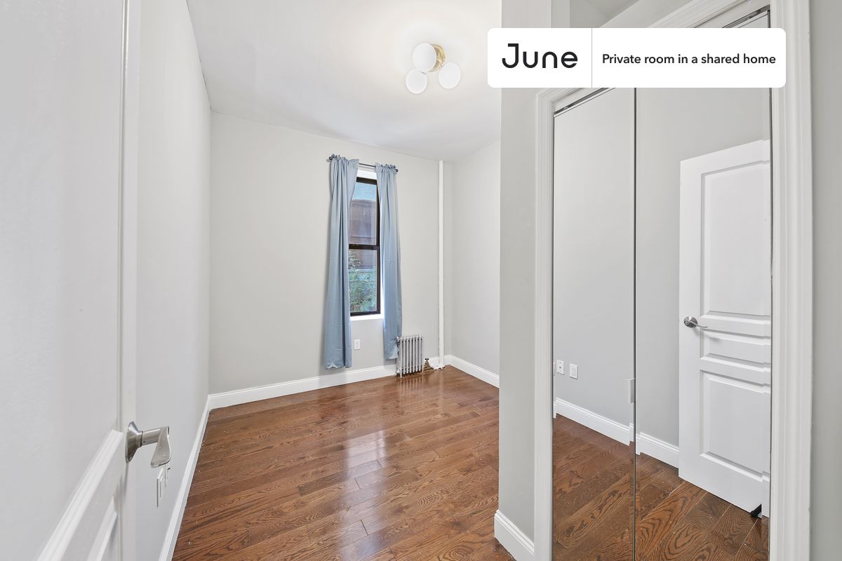 PLEASE NOTE: This is a private room in a shared apartment. You will have your own bedroom and shared common areas (kitchen, bathroom, etc.) with other residents.
Queen bedroom in a 4 bedroom / 1.5 bathroom apartment!
Check out 3D tour now: https://jnhm.es/Um
This Queen room in Hamilton Heights is available on a 12 month lease or a flexible short term (31 to 364 days) lease. You pick your custom start and end date. Monthly rent rate is determined by furnishing preference, move-in date and move-out date. Speak to a June representative for recommendations on the best stay duration for the lowest rate, and learn more about this home on the June website: https://jnhm.es/5Dh
Amenities of this home: Furnished Common Areas, Wi-Fi - Paid separately (High-Speed), Guarantors Allowed, Laundry in home (free), Dishwasher, Wall-Mounted TV, Hardwood Flooring, Microwave, Oven, Refrigerator, also, this unit is conveniently located, several local parks, restaurants and bars are just minutes away.
About June Homes: Welcome to the easiest rental experience of your life. Rent furnished or unfurnished apartments on a 12 month lease or a flexible short term (31 to 364 days). As a resident, you’ll have access to 24/7 support and monthly cleanings of the home’s shared spaces. Sign up now to apply online for your next home with June: https://jnhm.es/sign-roomi
Brokers welcome! Contact us for more details.
Interested? Use this listing ID when speaking to June team: #596 B