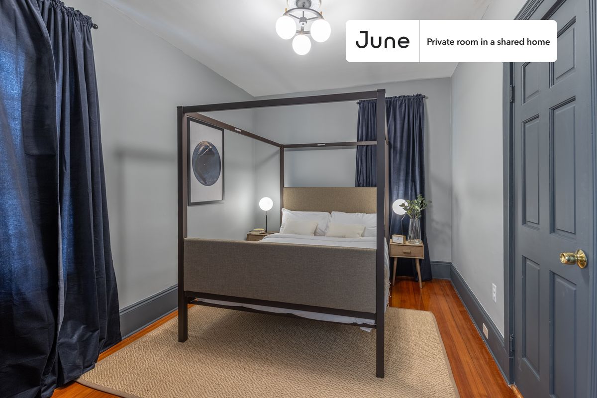 PLEASE NOTE: This is a private room in a shared apartment. You will have your own bedroom and shared common areas (kitchen, bathroom, etc.) with other residents.
Queen bedroom in a 3 bedroom / 1 bathroom apartment!
Check out 3D tour now: https://jnhm.es/QI
This Queen room in Savin Hill is available on a 12 month lease or a flexible short term (31 to 364 days) lease. You pick your custom start and end date. Monthly rent rate is determined by furnishing preference, move-in date and move-out date. Speak to a June representative for recommendations on the best stay duration for the lowest rate, and learn more about this home on the June website: https://jnhm.es/Jk
Amenities of this home: Dishwasher, Patio, Furnished Common Areas, Wi-Fi - Paid separately (High-Speed), Outdoor space, Guarantors Allowed, 32-inch Flat-Screen TV, Dine in kitchen, Paid parking, Laundry in home (free), Smart lock, Hardwood Flooring, Microwave, Oven, Refrigerator, also, this unit is conveniently located, several local parks, restaurants and bars are just minutes away.
About June Homes: Welcome to the easiest rental experience of your life. Rent furnished or unfurnished apartments on a 12 month lease or a flexible short term (31 to 364 days). As a resident, you’ll have access to 24/7 support and monthly cleanings of the home’s shared spaces. Sign up now to apply online for your next home with June: https://jnhm.es/sign-roomi
Brokers welcome! Contact us for more details.
Interested? Kindly note that the minimum stay duration would be 31 days.
Use this listing ID when speaking to June team: #326 C