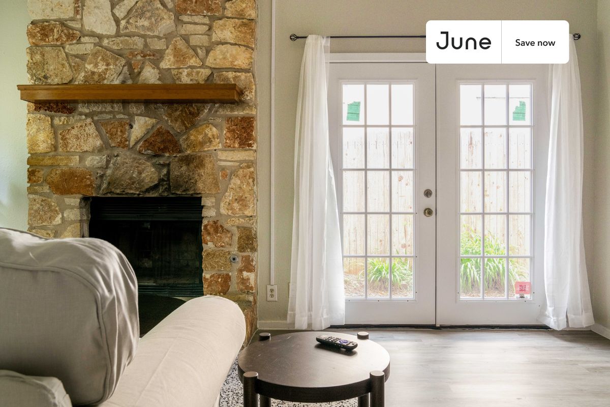 3 bedroom in Windsor Hills on flexible lease terms.
Check out 3D tour now: https://jnhm.es/85I
This 3 bedrooms, 2 bath apartment on the Windsor Hills is available on a 12 month lease or a flexible short term (31 to 364 days) lease. You pick your custom start and end date. Monthly rent rate is determined by furnishing preference, move-in date and move-out date. Speak to a June representative for recommendations on the best stay duration for the lowest rate, and learn more about this home on the June website:
Amenities of this home: Guarantors Allowed, Dine in kitchen, Central AC (Common space), Street parking - City permit required, Laundry in home (free), Dishwasher, Furnished Common Areas, Wi-Fi - Paid separately (High-Speed), Wall-Mounted TV, Hardwood Flooring, Microwave, Oven, Refrigerator, also, this unit is conveniently located, several local parks, restaurants and bars are just minutes away.
About June Homes: Welcome to the easiest rental experience of your life. Rent furnished or unfurnished apartments on a 12 month lease or a flexible short term (31 to 364 days). As a resident, you’ll have access to 24/7 support and monthly cleanings of the home’s shared spaces. Sign up now to apply online for your next home with June: https://jnhm.es/sign-roomi
Brokers welcome! Contact us for more details.
Use this listing ID when speaking to June team: #1273