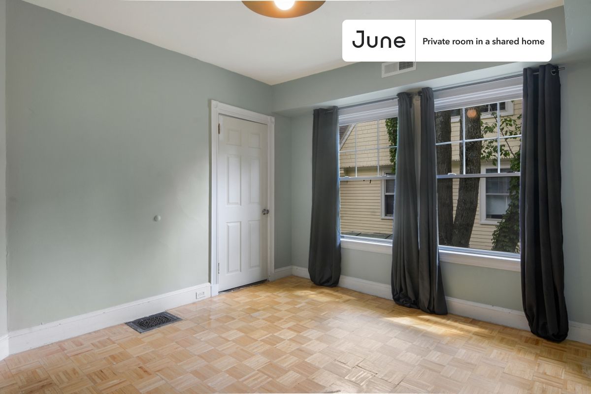 

PLEASE NOTE: This is a private room in a shared apartment. You will have your own bedroom and shared common areas (kitchen, bathroom, etc.) with other residents.

Queen bedroom in a 7 bedroom / 2.5 bathroom apartment!

Check out 3D tour now:  https://jnhm.es/Rd

This  Queen room in Harvard Square (Cambridge)  is available on a 12 month lease or a flexible short term (31 to 364 days) lease. You pick your custom start and end date. Monthly rent rate is determined by furnishing preference, move-in date and move-out date. Speak to a June representative for recommendations on the best stay duration for the lowest rate, and learn more about this home on the June website:  https://jnhm.es/5vn

Amenities of this home:   Dishwasher,    Furnished Common Areas,    Wi-Fi - Paid separately (High-Speed),    Guarantors Allowed,       32-inch Flat-Screen TV,    Dine in kitchen,    Laundry in home (free),       Smart lock,    Living area,    Hardwood Flooring,    Microwave,    Oven,    Refrigerator,    Air Conditioning | HVAC,   also, this unit is conveniently located, several local parks, restaurants and bars are just minutes away.

About June Homes: Welcome to the easiest rental experience of your life. Rent furnished or unfurnished apartments on a 12 month lease or a flexible short term (31 to 364 days). As a resident, you’ll have access to 24/7 support and monthly cleanings of the home’s shared spaces. Sign up now to apply online for your next home with June: https://jnhm.es/sign-roomi

Brokers welcome! Contact us for more details.

Interested? Kindly note that the minimum stay duration would be 31 days. 

Use this listing ID when speaking to June team:  #443 C