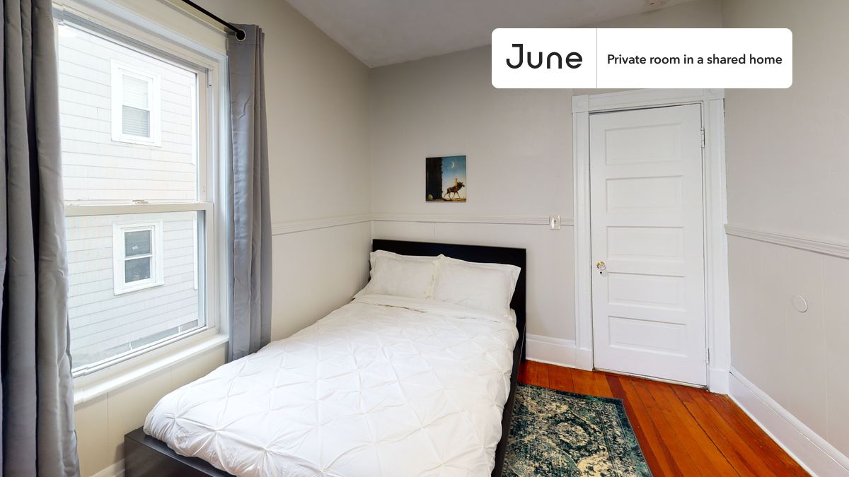 

PLEASE NOTE: This is a private room in a shared apartment. You will have your own bedroom and shared common areas (kitchen, bathroom, etc.) with other residents.

Full bedroom in a 3 bedroom / 1 bathroom apartment!

Check out 3D tour now:  https://jnhm.es/Yn

This  Full room in Somerville  is available on a 12 month lease or a flexible short term (31 to 364 days) lease. You pick your custom start and end date. Monthly rent rate is determined by furnishing preference, move-in date and move-out date. Speak to a June representative for recommendations on the best stay duration for the lowest rate, and learn more about this home on the June website:  https://jnhm.es/5N0

Amenities of this home:   32-inch Flat-Screen TV,       Guarantors Allowed,    Wi-Fi - Paid separately (High-Speed),    Furnished Common Areas,    Dishwasher,       Parking Spot (Paid separately),    Hardwood Flooring,    Microwave,    Oven,    Refrigerator,    Parking through SpotHero Paid,   also, this unit is conveniently located, several local parks, restaurants and bars are just minutes away.

About June Homes: Welcome to the easiest rental experience of your life. Rent furnished or unfurnished apartments on a 12 month lease or a flexible short term (31 to 364 days). As a resident, you’ll have access to 24/7 support and monthly cleanings of the home’s shared spaces. Sign up now to apply online for your next home with June: https://jnhm.es/sign-roomi

Brokers welcome! Contact us for more details.

Interested? Kindly note that the minimum stay duration would be 31 days. 

Use this listing ID when speaking to June team:  #815 C