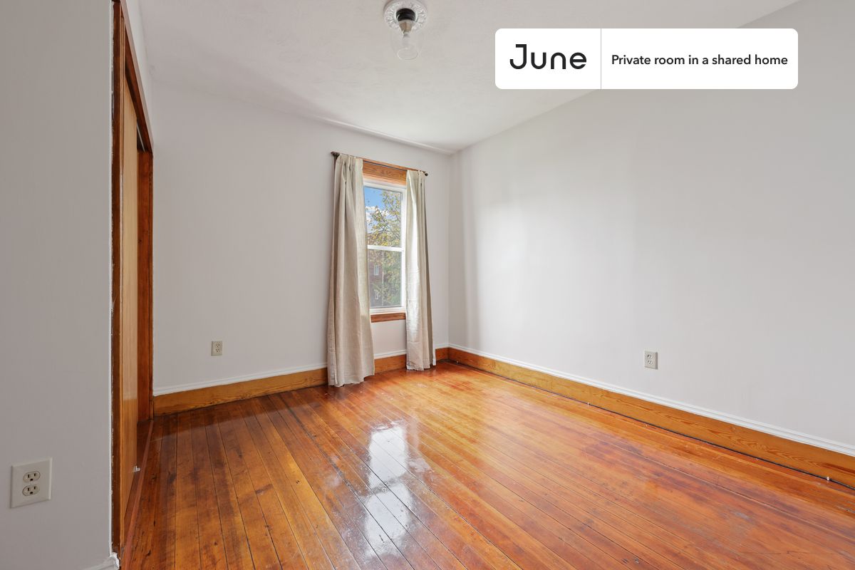 

PLEASE NOTE: This is a private room in a shared apartment. You will have your own bedroom and shared common areas (kitchen, bathroom, etc.) with other residents.

Queen bedroom in a 4 bedroom / 1 bathroom apartment!

Check out 3D tour now:  https://jnhm.es/X9

This  Queen room in Dorchester Center  is available on a 12 month lease or a flexible short term (31 to 364 days) lease. You pick your custom start and end date. Monthly rent rate is determined by furnishing preference, move-in date and move-out date. Speak to a June representative for recommendations on the best stay duration for the lowest rate, and learn more about this home on the June website:  https://jnhm.es/5KI

Amenities of this home:   Furnished Common Areas,    Wi-Fi - Paid separately (High-Speed),    Guarantors Allowed,       32-inch Flat-Screen TV,       Street parking - City permit required,    Laundry in building (free),    Balcony,    Hardwood Flooring,    Microwave,    Oven,    Refrigerator,   also, this unit is conveniently located, several local parks, restaurants and bars are just minutes away.

About June Homes: Welcome to the easiest rental experience of your life. Rent furnished or unfurnished apartments on a 12 month lease or a flexible short term (31 to 364 days). As a resident, you’ll have access to 24/7 support and monthly cleanings of the home’s shared spaces. Sign up now to apply online for your next home with June: https://jnhm.es/sign-roomi

Brokers welcome! Contact us for more details.

Interested? Kindly note that the minimum stay duration would be 31 days. 

Use this listing ID when speaking to June team:  #767 C