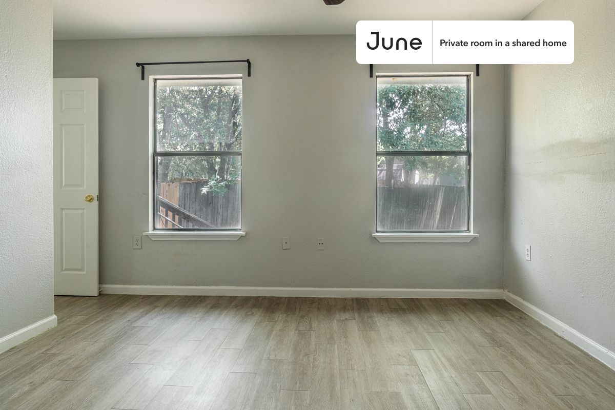 

PLEASE NOTE: This is a private room in a shared apartment. You will have your own bedroom and shared common areas (kitchen, bathroom, etc.) with other residents.

Queen bedroom in a 3 bedroom / 2 bathroom apartment!

Check out 3D tour now:  https://jnhm.es/87M

This  Queen room in Franklin Park  is available on a 12 month lease or a flexible short term (31 to 364 days) lease. You pick your custom start and end date. Monthly rent rate is determined by furnishing preference, move-in date and move-out date. Speak to a June representative for recommendations on the best stay duration for the lowest rate, and learn more about this home on the June website:  https://jnhm.es/6gj

Amenities of this home:   Dishwasher,    Furnished Common Areas,    Wi-Fi - Paid separately (High-Speed),    Guarantors Allowed,       32-inch Flat-Screen TV,    Street parking - City permit required,    Laundry in home (free),       Hardwood Flooring,    Microwave,    Oven,    Refrigerator,    Air Conditioning | HVAC,   also, this unit is conveniently located, several local parks, restaurants and bars are just minutes away.

About June Homes: Welcome to the easiest rental experience of your life. Rent furnished or unfurnished apartments on a 12 month lease or a flexible short term (31 to 364 days). As a resident, you’ll have access to 24/7 support and monthly cleanings of the home’s shared spaces. Sign up now to apply online for your next home with June: https://jnhm.es/sign-roomi

Brokers welcome! Contact us for more details.

Interested? Use this listing ID when speaking to June team:  #1405 C