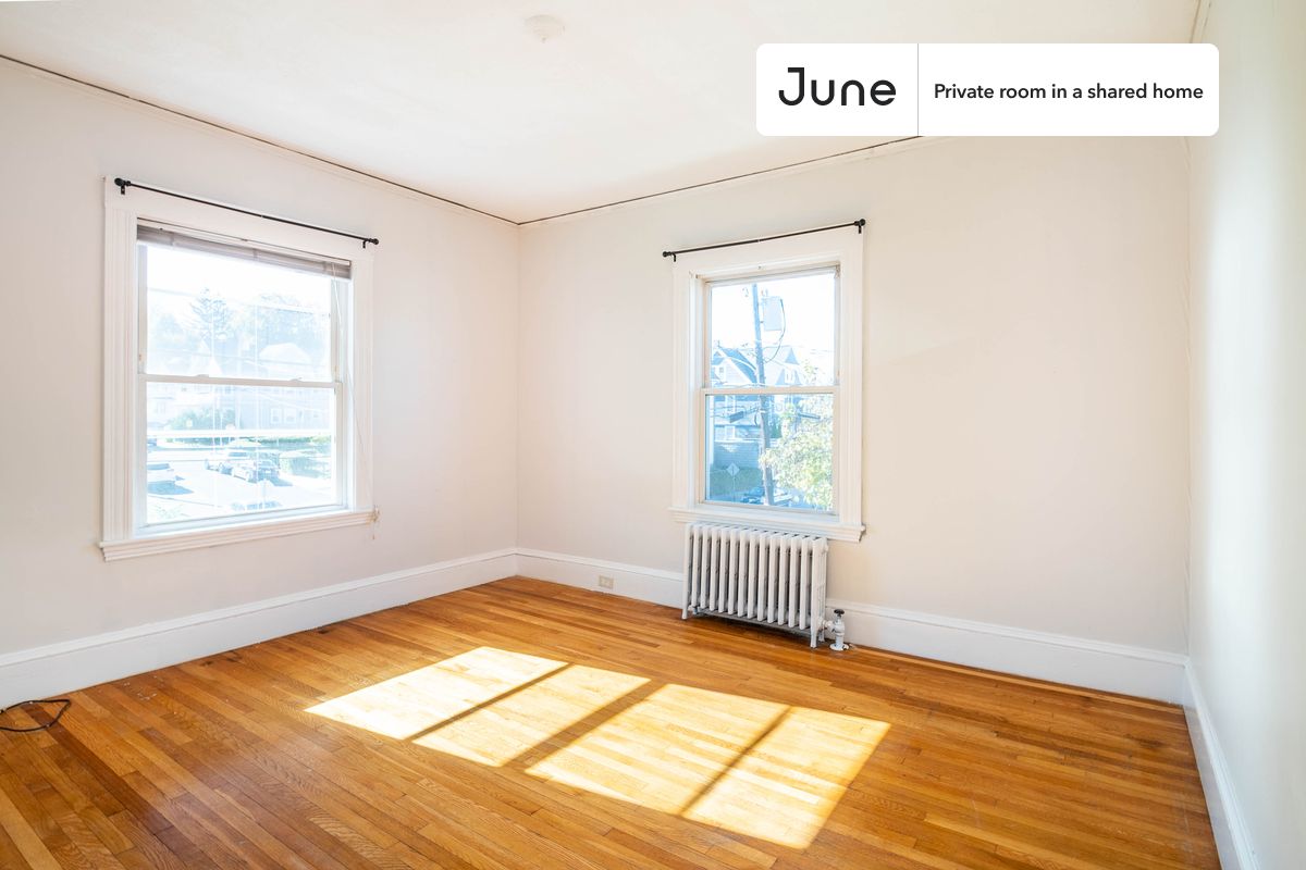 

PLEASE NOTE: This is a private room in a shared apartment. You will have your own bedroom and shared common areas (kitchen, bathroom, etc.) with other residents.

Queen bedroom in a 7 bedroom / 2 bathroom apartment!

Check out 3D tour now:  https://jnhm.es/8bO

This  Queen room in Brighton  is available on a 12 month lease or a flexible short term (31 to 364 days) lease. You pick your custom start and end date. Monthly rent rate is determined by furnishing preference, move-in date and move-out date. Speak to a June representative for recommendations on the best stay duration for the lowest rate, and learn more about this home on the June website:  https://jnhm.es/6l9

Amenities of this home:   Furnished Common Areas,    Wi-Fi - Paid separately (High-Speed),    Guarantors Allowed,       Dine in kitchen,       Street parking - City permit required,    Laundry in home (free),    Hardwood Flooring,    Microwave,    Oven,    Refrigerator,   also, this unit is conveniently located, several local parks, restaurants and bars are just minutes away.

About June Homes: Welcome to the easiest rental experience of your life. Rent furnished or unfurnished apartments on a 12 month lease or a flexible short term (31 to 364 days). As a resident, you’ll have access to 24/7 support and monthly cleanings of the home’s shared spaces. Sign up now to apply online for your next home with June: https://jnhm.es/sign-roomi

Brokers welcome! Contact us for more details.

Interested? Kindly note that the minimum stay duration would be 31 days. 

Use this listing ID when speaking to June team:  #1517 B