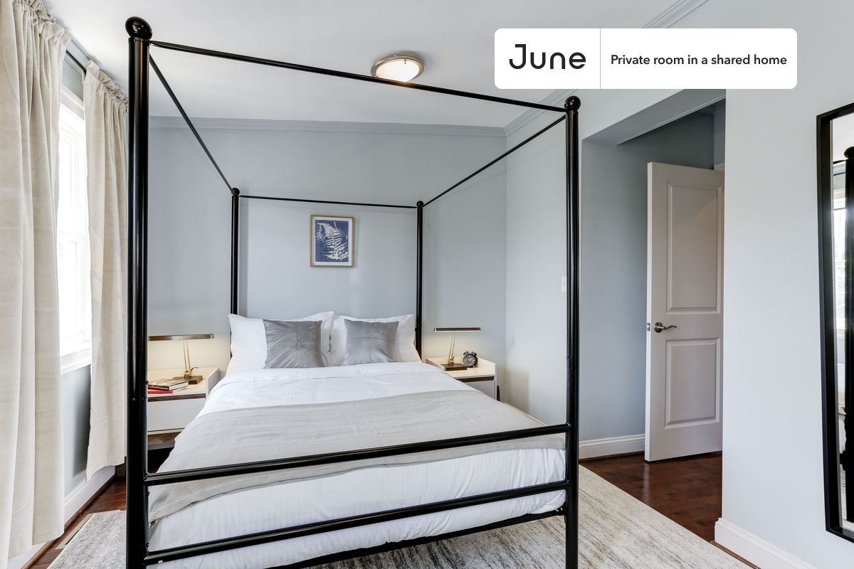 PLEASE NOTE: This is a private room in a shared apartment. You will have your own bedroom and shared common areas (kitchen, bathroom, etc.) with other residents.
Queen bedroom in a 5 bedroom / 3.5 bathroom apartment!
Check out 3D tour now: https://jnhm.es/Ps
This Queen room in Capitol Hill is available on a 12 month lease or a flexible short term (31 to 364 days) lease. You pick your custom start and end date. Monthly rent rate is determined by furnishing preference, move-in date and move-out date. Speak to a June representative for recommendations on the best stay duration for the lowest rate, and learn more about this home on the June website: https://jnhm.es/Al
Amenities of this home: Dishwasher, Furnished Common Areas, Wi-Fi - Paid separately (High-Speed), Outdoor space, Guarantors Allowed, 32-inch Flat-Screen TV, Laundry in building (free), Parking Spot (Paid separately), Hardwood Flooring, Microwave, Oven, Refrigerator, also, this unit is conveniently located, several local parks, restaurants and bars are just minutes away.
About June Homes: Welcome to the easiest rental experience of your life. Rent furnished or unfurnished apartments on a 12 month lease or a flexible short term (31 to 364 days). As a resident, you’ll have access to 24/7 support and monthly cleanings of the home’s shared spaces. Sign up now to apply online for your next home with June: https://jnhm.es/sign-roomi
Brokers welcome! Contact us for more details.
Interested? Kindly note that the minimum stay duration would be 31 days.
Use this listing ID when speaking to June team: #105 2E