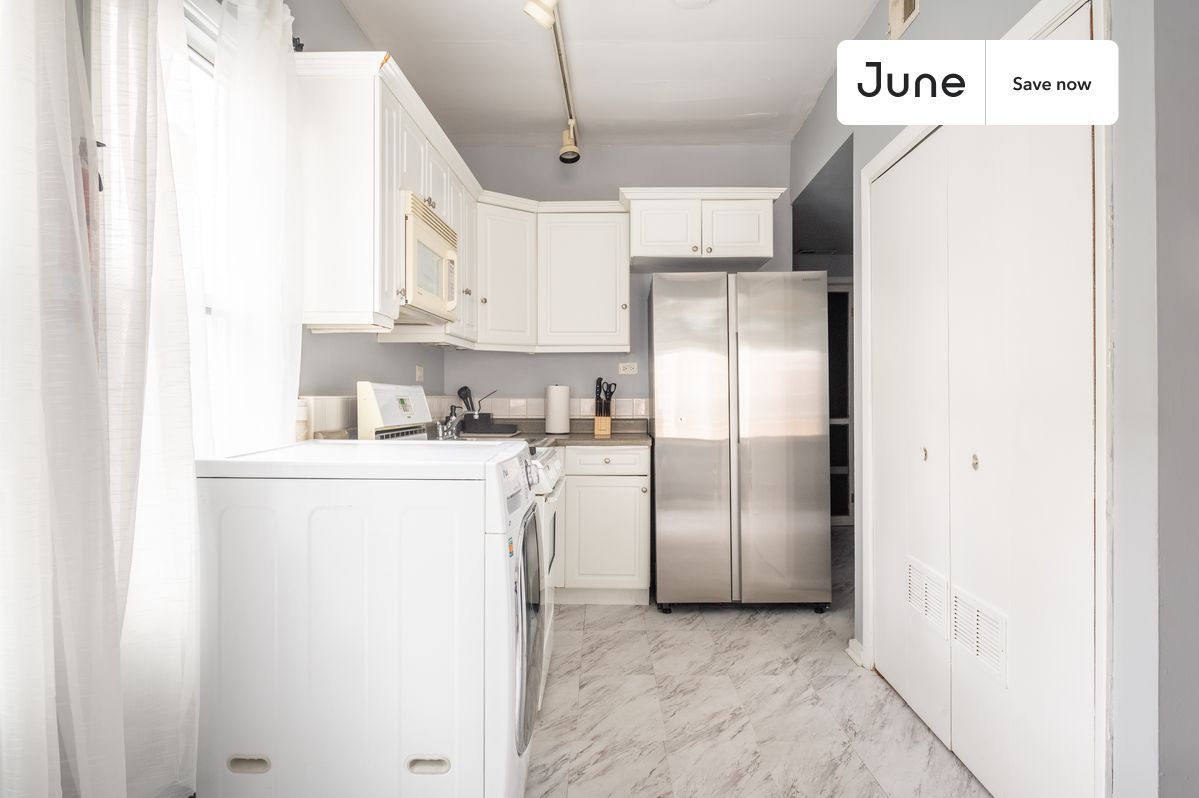 

3 bedroom in Bucktown on flexible lease terms.

Check out 3D tour now:  https://jnhm.es/8ax

This 3 bedrooms, 1 bath apartment on the Bucktown  is available on a 12 month lease or a flexible short term (31 to 364 days) lease. You pick your custom start and end date. Monthly rent rate is determined by furnishing preference, move-in date and move-out date. Speak to a June representative for recommendations on the best stay duration for the lowest rate, and learn more about this home on the June website:

Amenities of this home:   Furnished Common Areas,    Wi-Fi - Paid separately (High-Speed),    Guarantors Allowed,       32-inch Flat-Screen TV,    Dining area,    Street parking - City permit required,    Laundry in home (free),       Living area,    Hardwood Flooring,    Microwave,    Oven,    Refrigerator,   also, this unit is conveniently located, several local parks, restaurants and bars are just minutes away.

About June Homes: Welcome to the easiest rental experience of your life. Rent furnished or unfurnished apartments on a 12 month lease or a flexible short term (31 to 364 days). As a resident, you’ll have access to 24/7 support and monthly cleanings of the home’s shared spaces. Sign up now to apply online for your next home with June: https://jnhm.es/sign-roomi

Brokers welcome! Contact us for more details.

Use this listing ID when speaking to June team: #1522