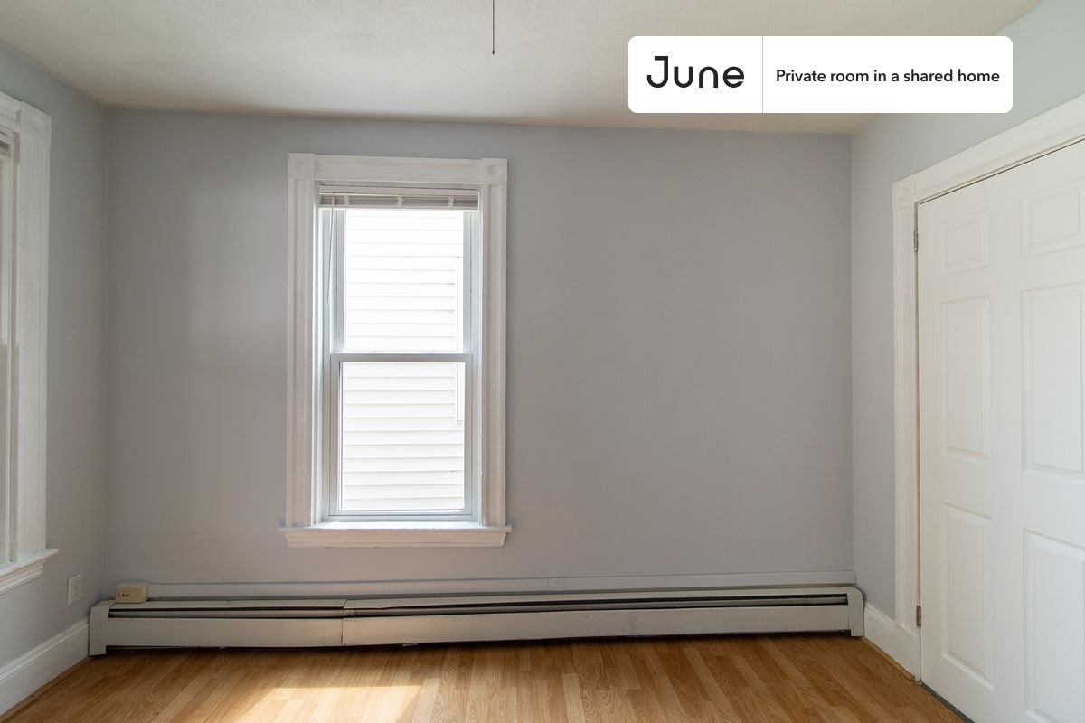 

PLEASE NOTE: This is a private room in a shared apartment. You will have your own bedroom and shared common areas (kitchen, bathroom, etc.) with other residents.

Queen bedroom in a 3 bedroom / 1 bathroom apartment!

Check out 3D tour now:  https://jnhm.es/8ey

This  Queen room in East Cambridge  is available on a 12 month lease or a flexible short term (31 to 364 days) lease. You pick your custom start and end date. Monthly rent rate is determined by furnishing preference, move-in date and move-out date. Speak to a June representative for recommendations on the best stay duration for the lowest rate, and learn more about this home on the June website:  https://jnhm.es/6wr

Amenities of this home:   Laundry - Paid separately (in building),    Dine in kitchen,    32-inch Flat-Screen TV,       Guarantors Allowed,    Wi-Fi - Paid separately (High-Speed),    Furnished Common Areas,    Balcony,    Hardwood Flooring,    Oven,    Refrigerator,    Heating | Baseboard Gas heating,   also, this unit is conveniently located, several local parks, restaurants and bars are just minutes away.

About June Homes: Welcome to the easiest rental experience of your life. Rent furnished or unfurnished apartments on a 12 month lease or a flexible short term (31 to 364 days). As a resident, you’ll have access to 24/7 support and monthly cleanings of the home’s shared spaces. Sign up now to apply online for your next home with June: https://jnhm.es/sign-roomi

Brokers welcome! Contact us for more details.

Interested? Kindly note that the minimum stay duration would be 31 days. 

Use this listing ID when speaking to June team:  #1744 C