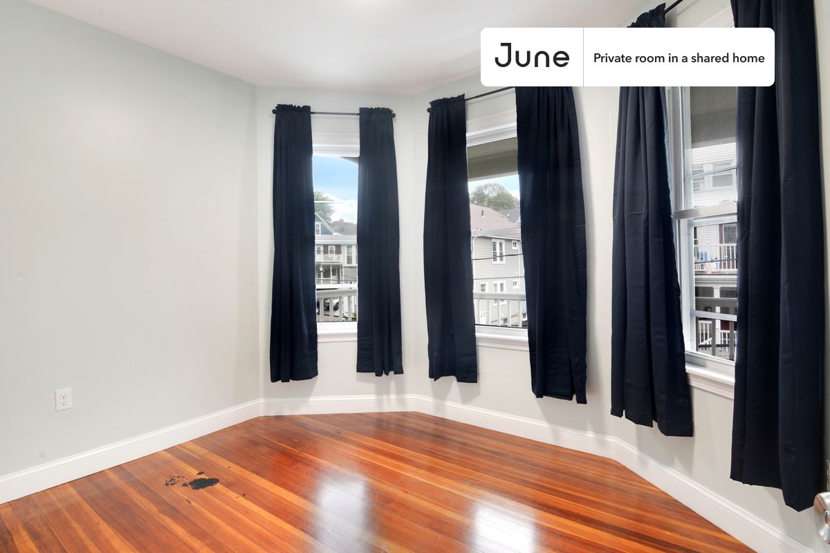 

PLEASE NOTE: This is a private room in a shared apartment. You will have your own bedroom and shared common areas (kitchen, bathroom, etc.) with other residents.

Queen bedroom in a 4 bedroom / 2 bathroom apartment!

Check out 3D tour now:  https://jnhm.es/TV

This  Queen room in Brighton  is available on a 12 month lease or a flexible short term (31 to 364 days) lease. You pick your custom start and end date. Monthly rent rate is determined by furnishing preference, move-in date and move-out date. Speak to a June representative for recommendations on the best stay duration for the lowest rate, and learn more about this home on the June website:  https://jnhm.es/5BX

Amenities of this home:   Dishwasher,    Furnished Common Areas,    Wi-Fi - Paid separately (High-Speed),    Guarantors Allowed,       32-inch Flat-Screen TV,    Laundry in home (free),       Parking Spot (Paid separately),    Hardwood Flooring,    Microwave,    Oven,    Refrigerator,    Air Conditioning | HVAC,    Parking through SpotHero Paid,   also, this unit is conveniently located, several local parks, restaurants and bars are just minutes away.

About June Homes: Welcome to the easiest rental experience of your life. Rent furnished or unfurnished apartments on a 12 month lease or a flexible short term (31 to 364 days). As a resident, you’ll have access to 24/7 support and monthly cleanings of the home’s shared spaces. Sign up now to apply online for your next home with June: https://jnhm.es/sign-roomi

Brokers welcome! Contact us for more details.

Interested? Kindly note that the minimum stay duration would be 31 days. 

Use this listing ID when speaking to June team:  #574 C