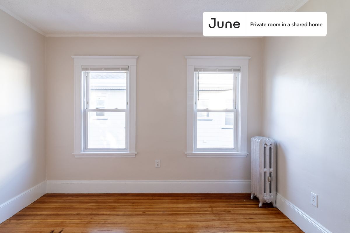 

PLEASE NOTE: This is a private room in a shared apartment. You will have your own bedroom and shared common areas (kitchen, bathroom, etc.) with other residents.

Queen bedroom in a 6 bedroom / 2 bathroom apartment!

Check out 3D tour now:  https://jnhm.es/8eE

This  Queen room in Allston  is available on a 12 month lease or a flexible short term (31 to 364 days) lease. You pick your custom start and end date. Monthly rent rate is determined by furnishing preference, move-in date and move-out date. Speak to a June representative for recommendations on the best stay duration for the lowest rate, and learn more about this home on the June website:  https://jnhm.es/6vS

Amenities of this home:   Dishwasher,    Furnished Common Areas,    Wi-Fi - Paid separately (High-Speed),    Guarantors Allowed,       Street parking - City permit required,    Laundry - Paid separately (in building),    Hardwood Flooring,    Refrigerator,    Heating | Steam radiant,   also, this unit is conveniently located, several local parks, restaurants and bars are just minutes away.

About June Homes: Welcome to the easiest rental experience of your life. Rent furnished or unfurnished apartments on a 12 month lease or a flexible short term (31 to 364 days). As a resident, you’ll have access to 24/7 support and monthly cleanings of the home’s shared spaces. Sign up now to apply online for your next home with June: https://jnhm.es/sign-roomi

Brokers welcome! Contact us for more details.

Interested? Kindly note that the minimum stay duration would be 31 days. 

Use this listing ID when speaking to June team:  #1735 A